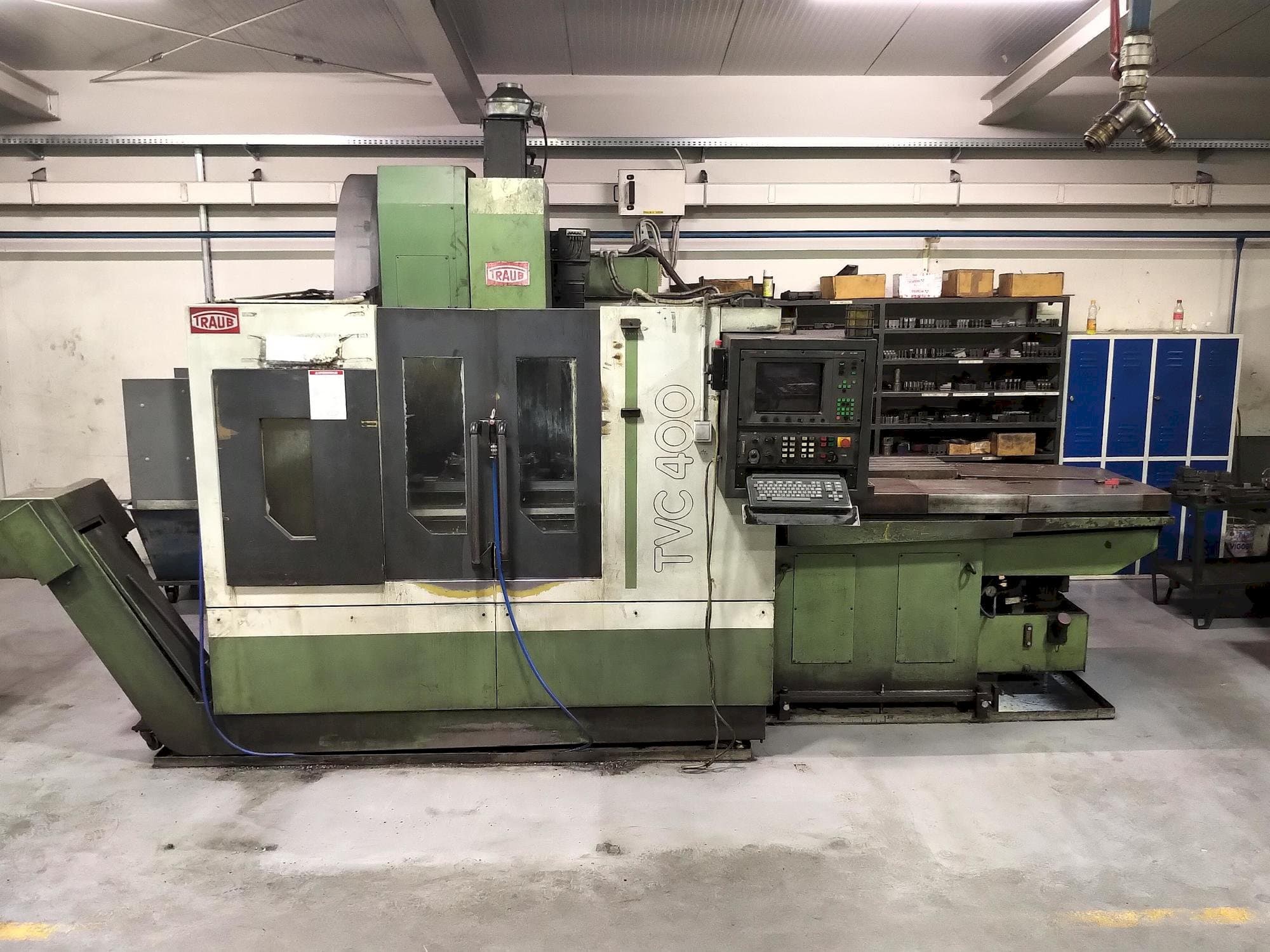 Koneen  TRAUB TVC 400 P etunäkymä