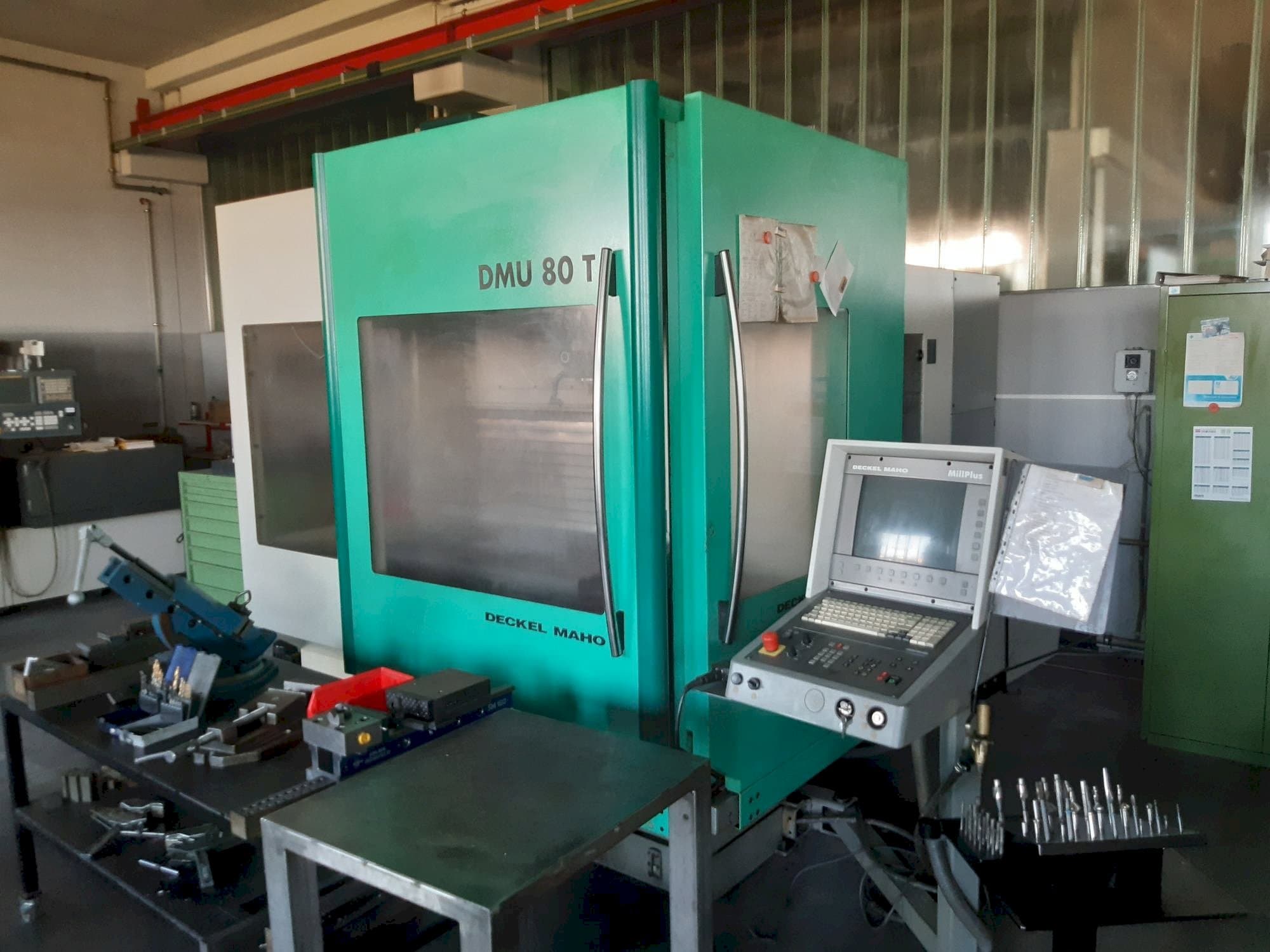 Koneen  DECKEL MAHO DMU 80T etunäkymä