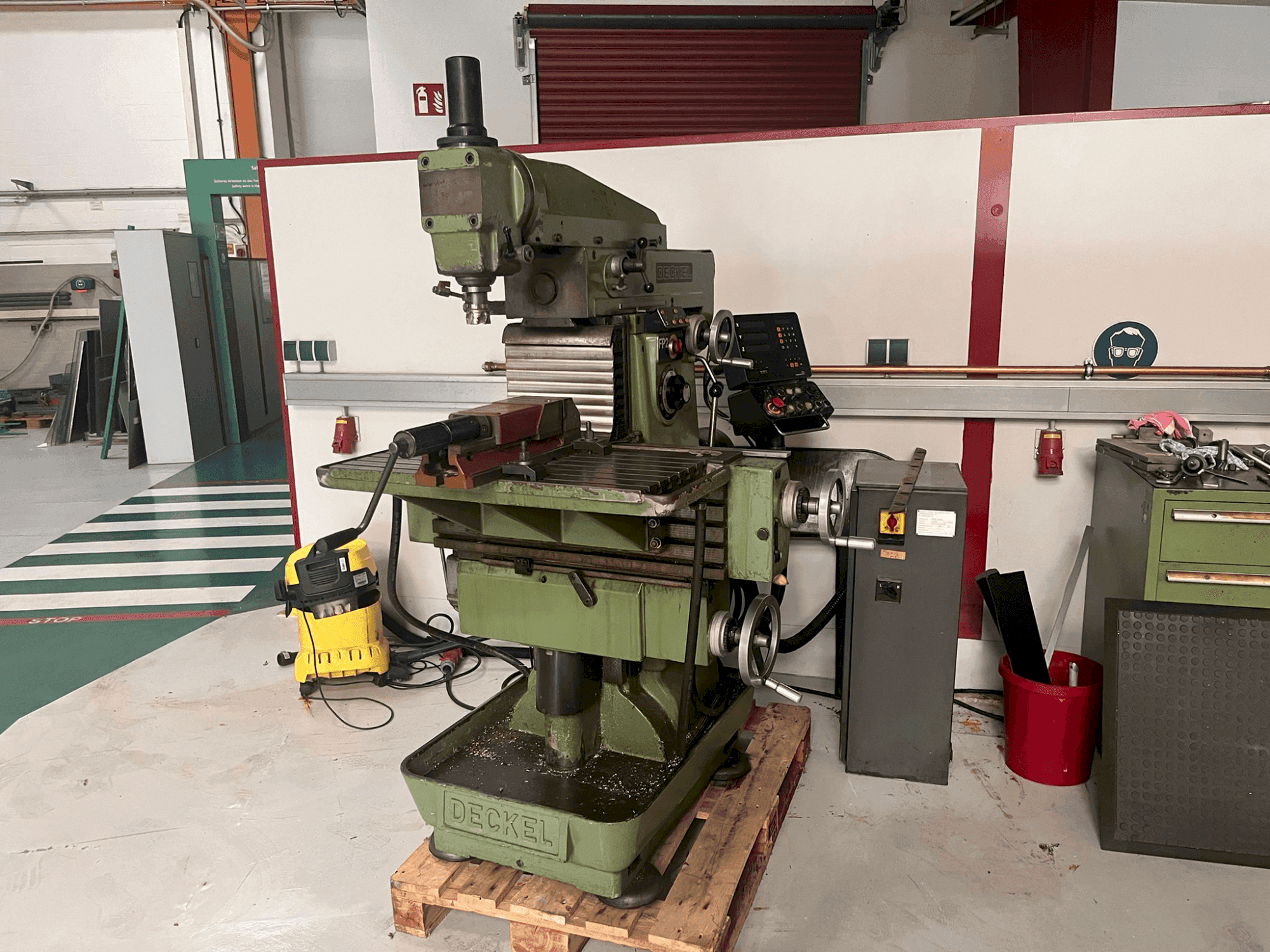 Koneen  DECKEL FP2 etunäkymä