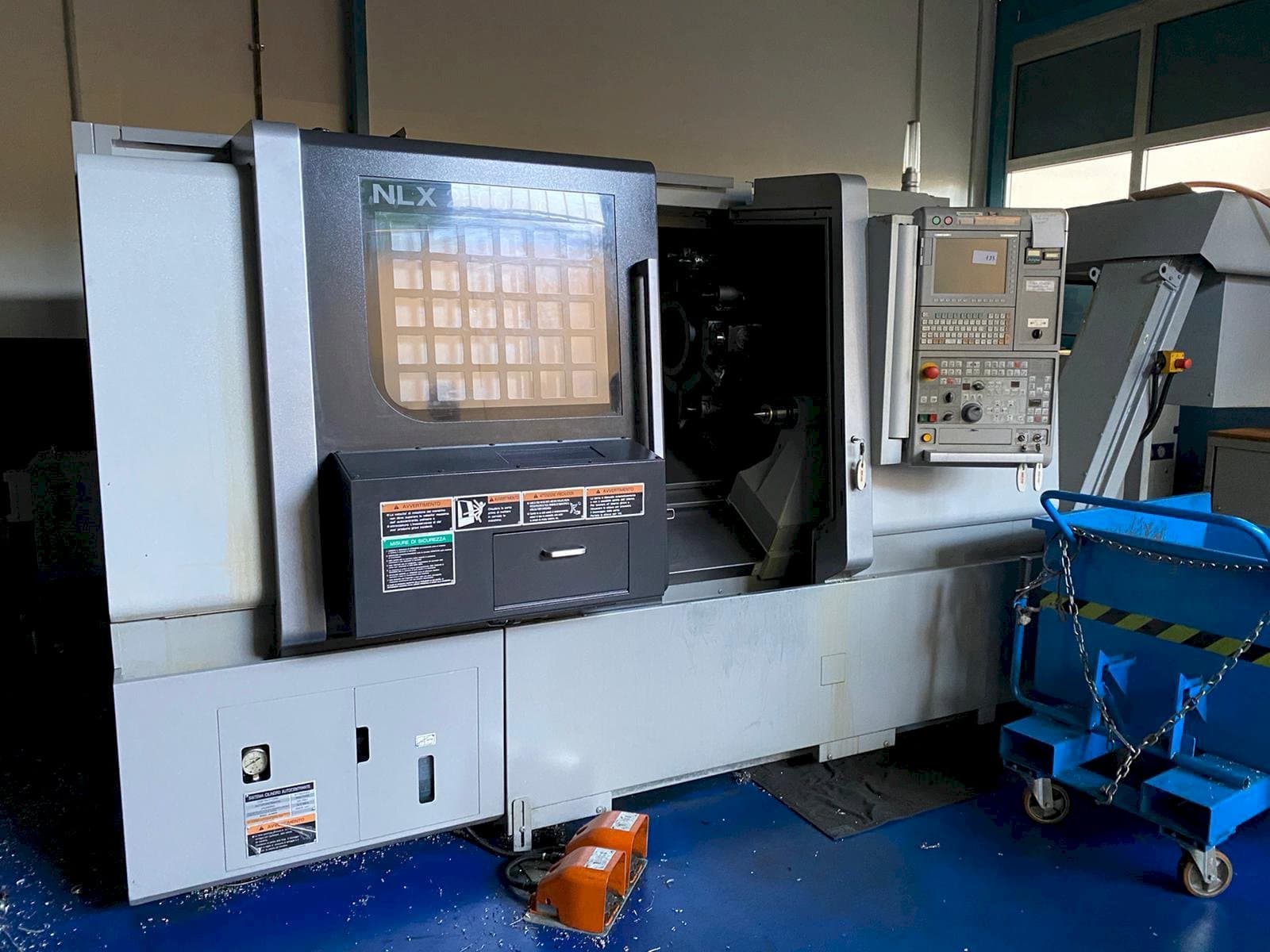 Koneen  MORI SEIKI NLX 2500/MC700 etunäkymä