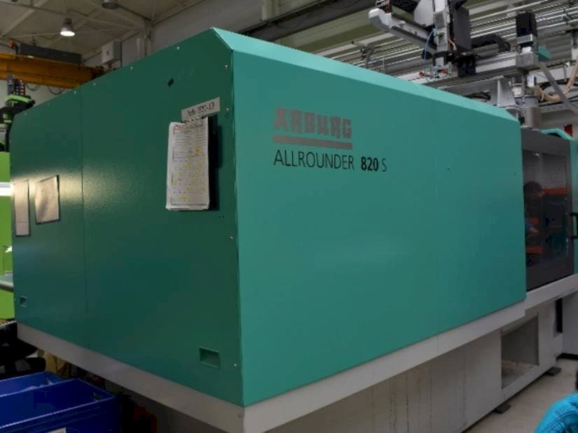 Koneen  Arburg Allrounder 820 s 4000 - 800 etunäkymä