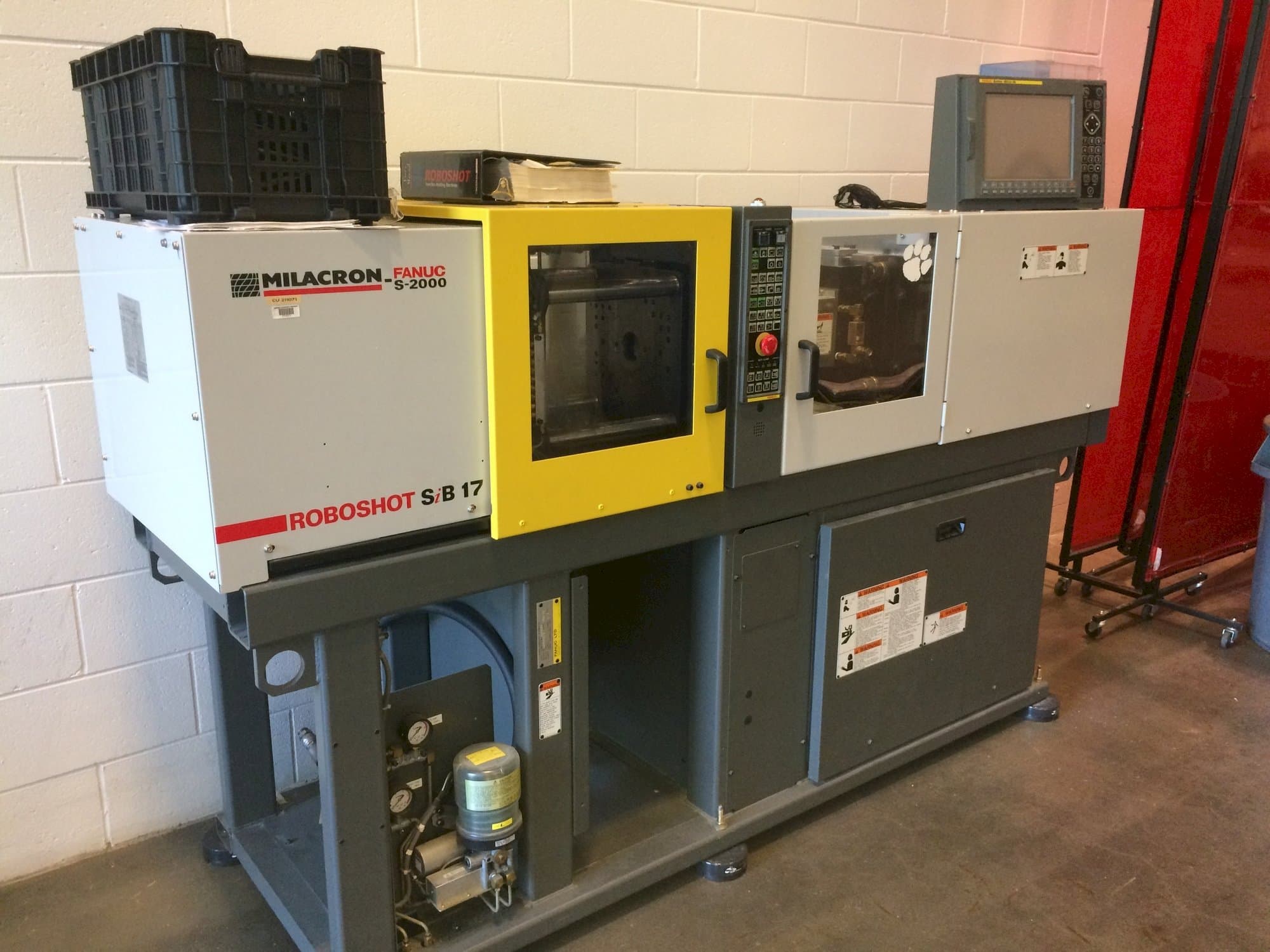 Koneen  Milacron Roboshot S-2000i15A etunäkymä