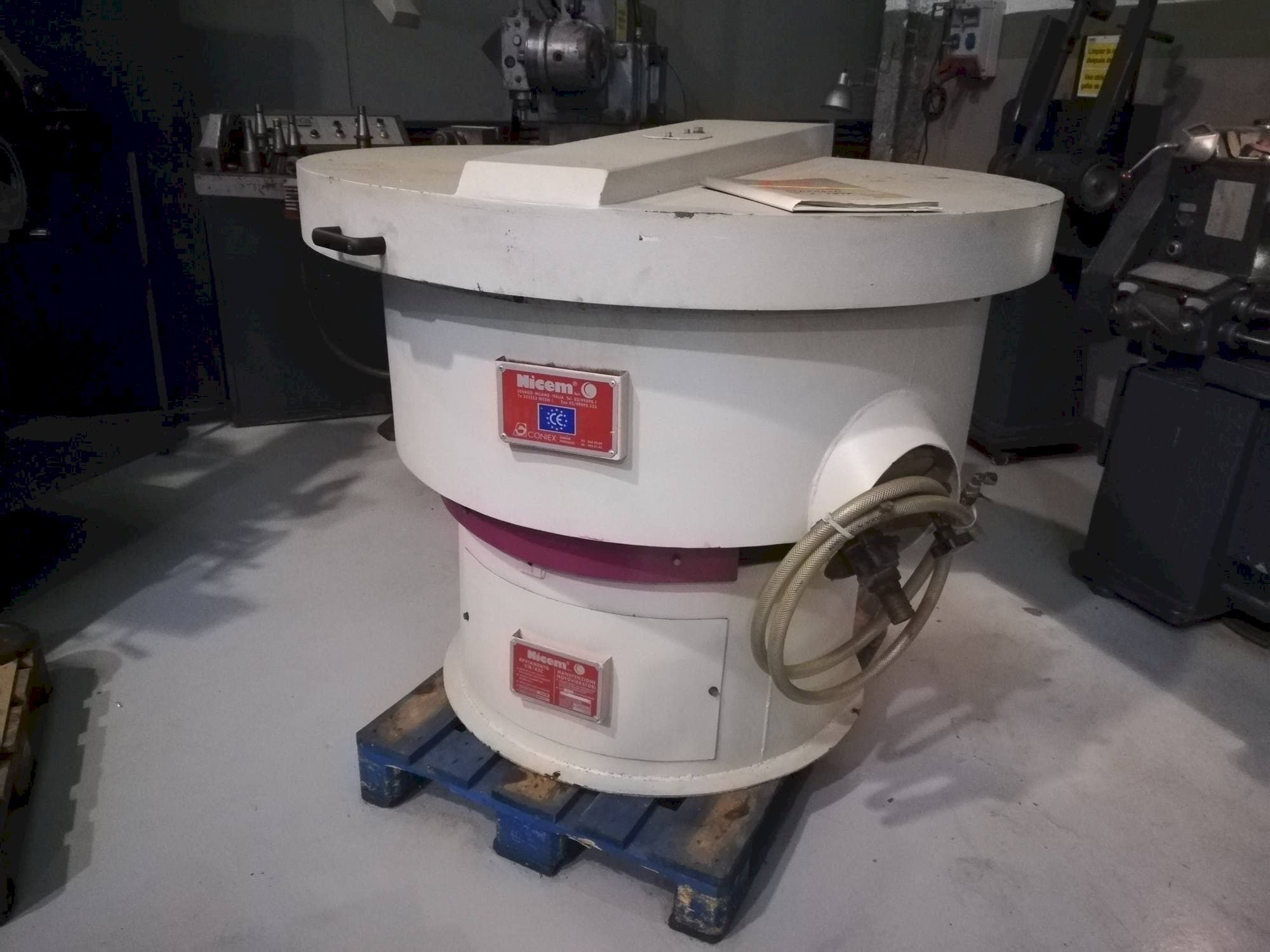 Koneen  NICEM VIB 250 SM etunäkymä