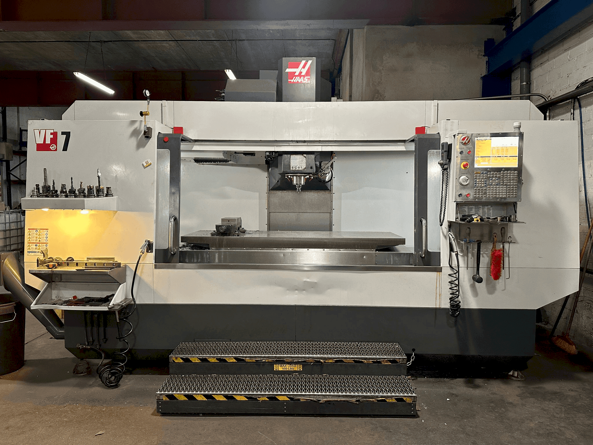 Koneen  HAAS VF-7/40 etunäkymä