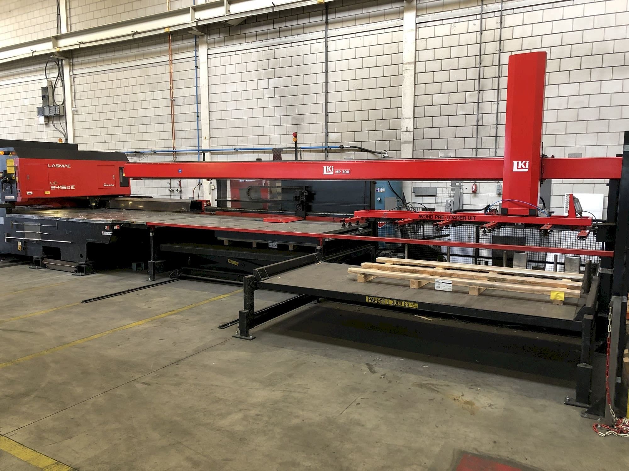 Koneen  AMADA LC2415 ALPHA III etunäkymä