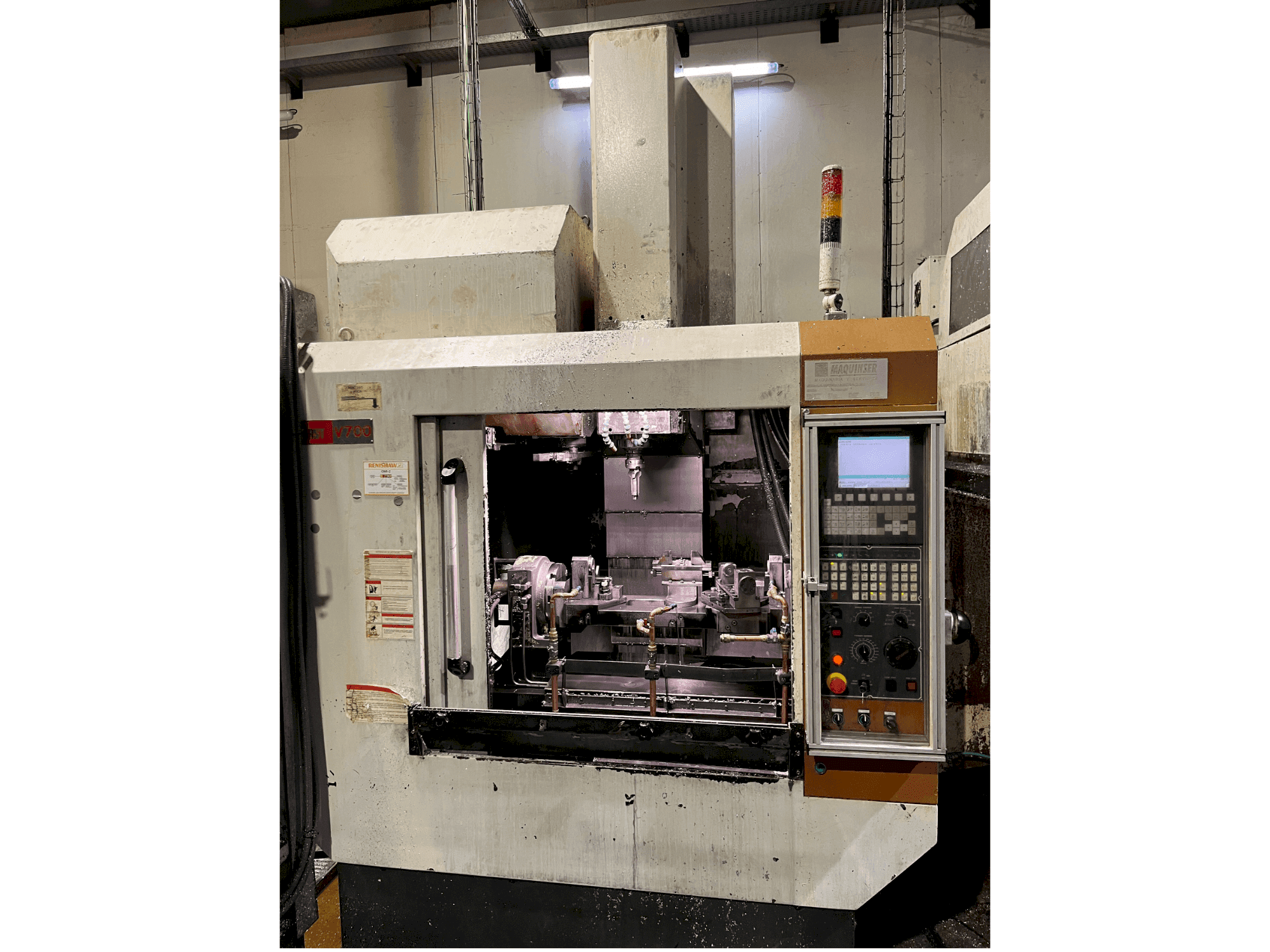 Koneen  FIRST V700 etunäkymä