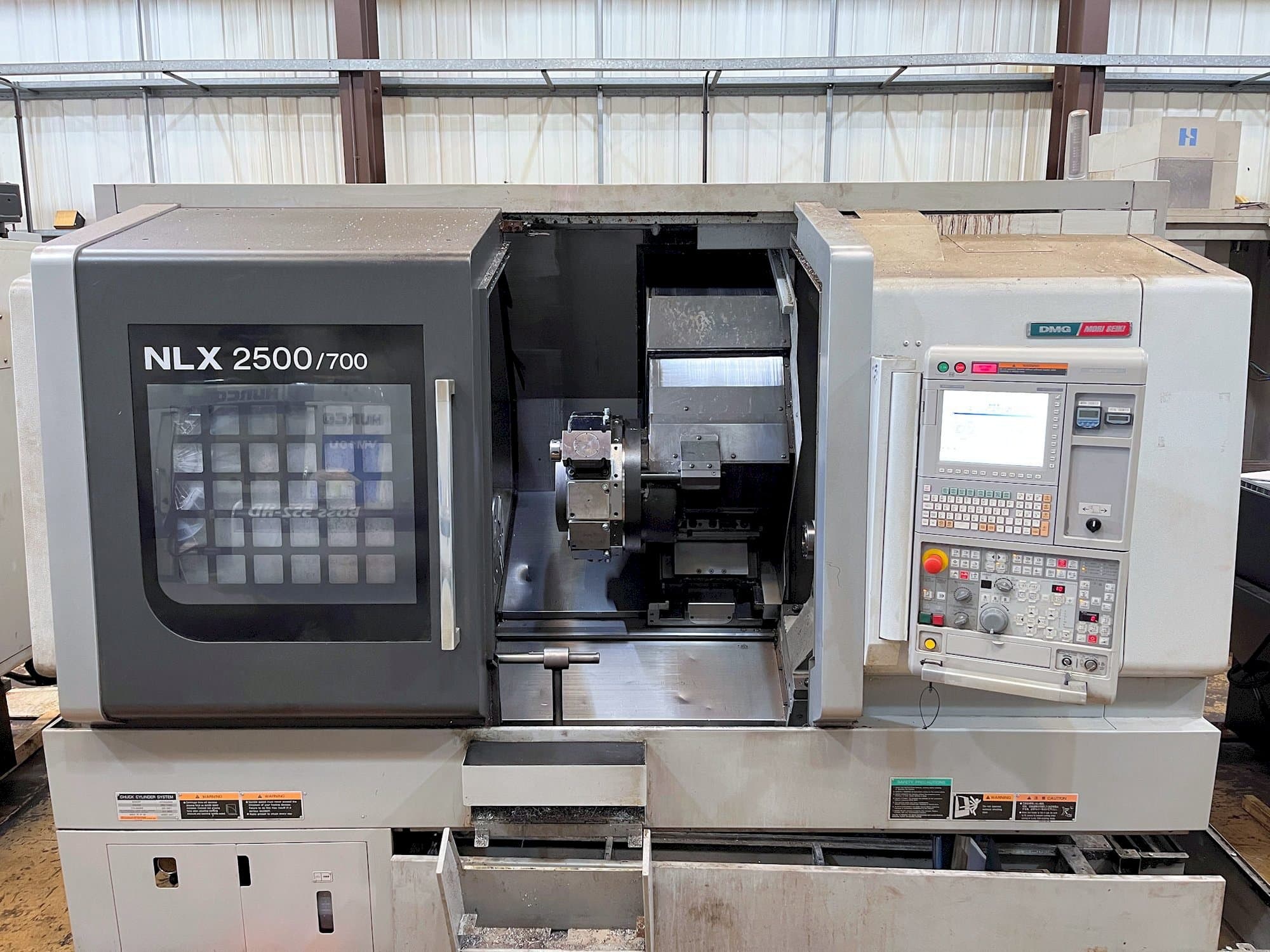 Koneen  MORI SEIKI NLX2500Y-700 etunäkymä