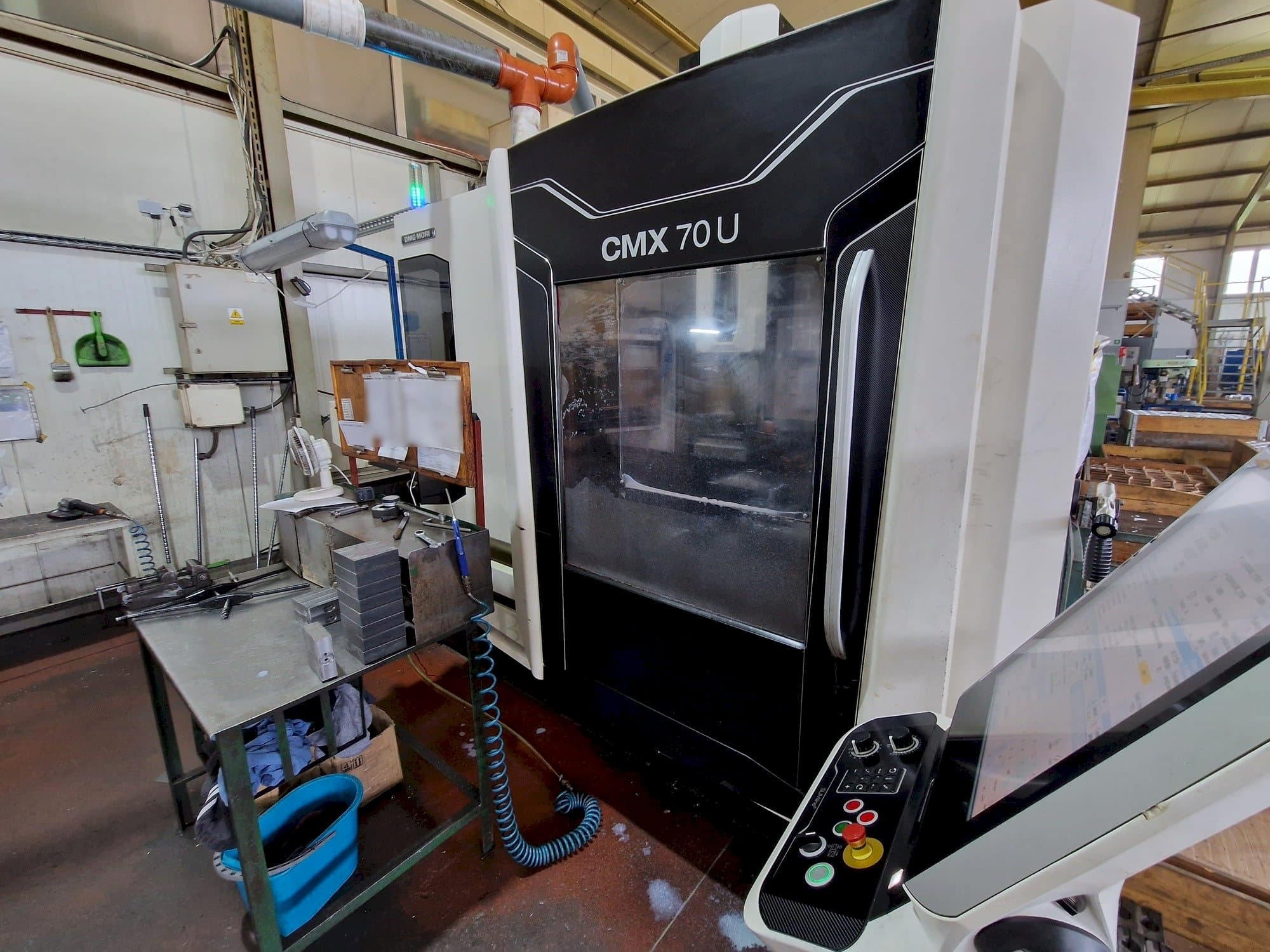 Koneen  DMG MORI CMX 70 U etunäkymä