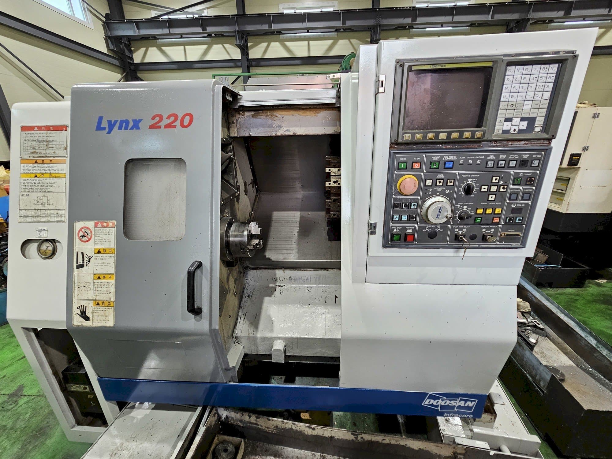 Koneen  Doosan Lynx 220A etunäkymä