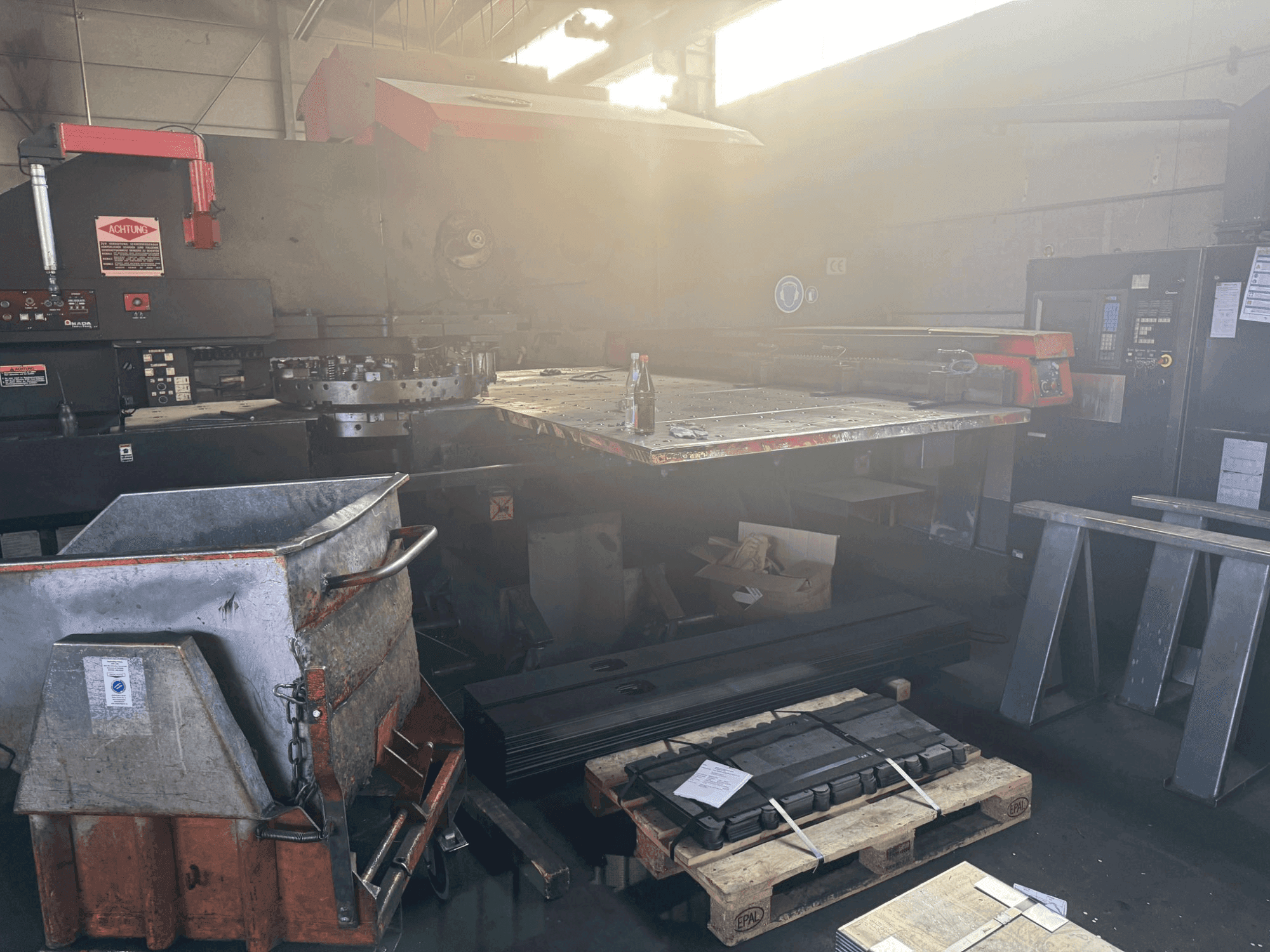 Koneen  AMADA PEGA 306072 2000MM etunäkymä