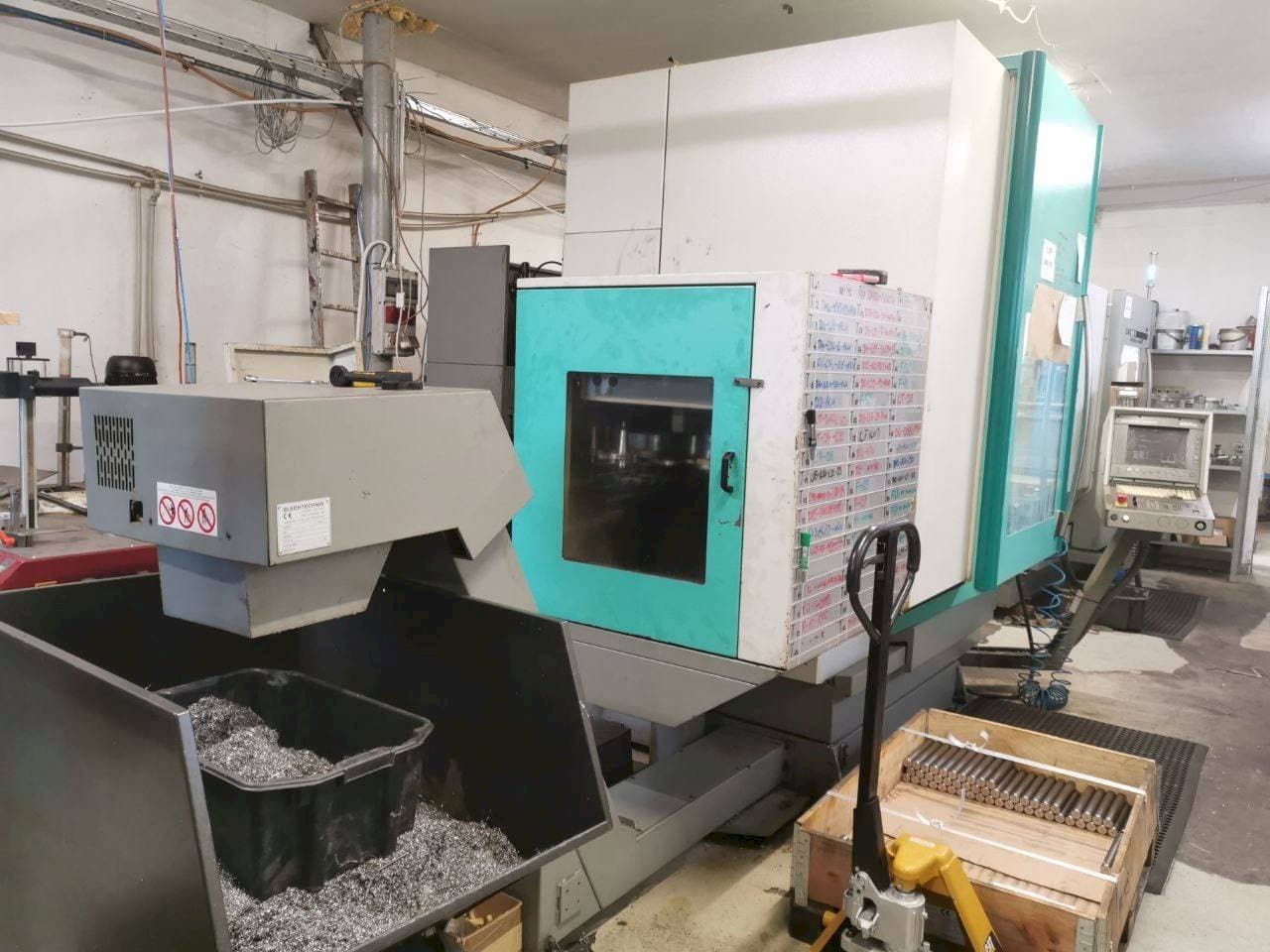 Koneen  DECKEL MAHO 70 V etunäkymä