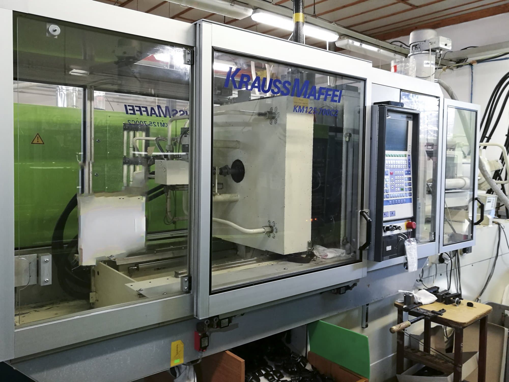 Koneen Krauss Maffei 125-700 C2 Vasen näkymä