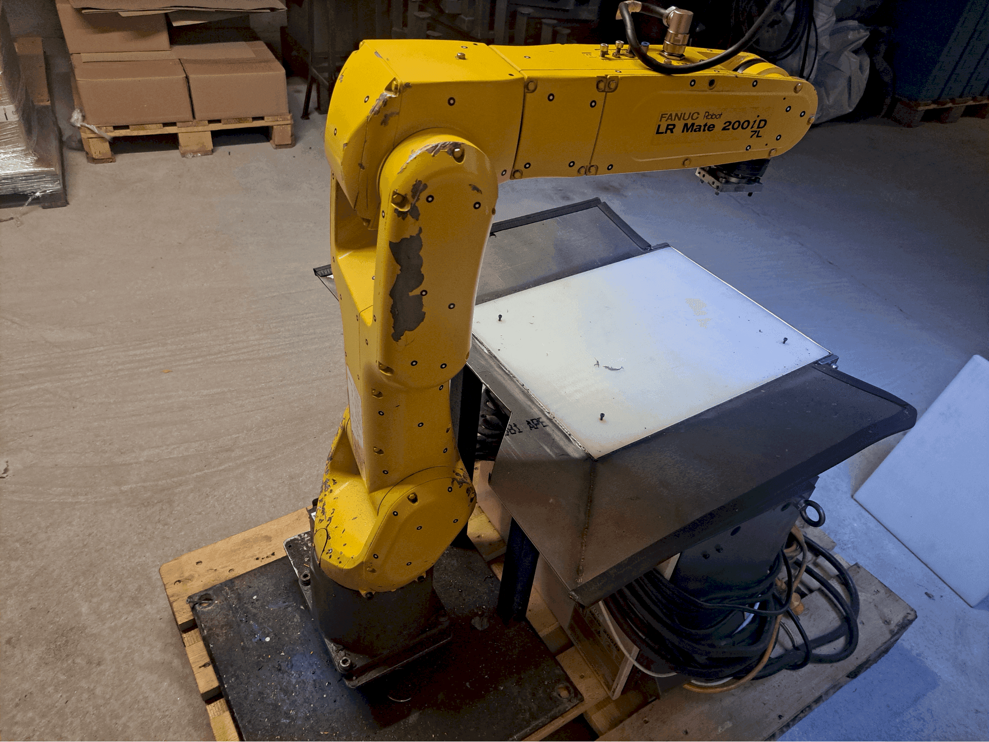 Koneen  FANUC LR Mate 200iD/7L etunäkymä