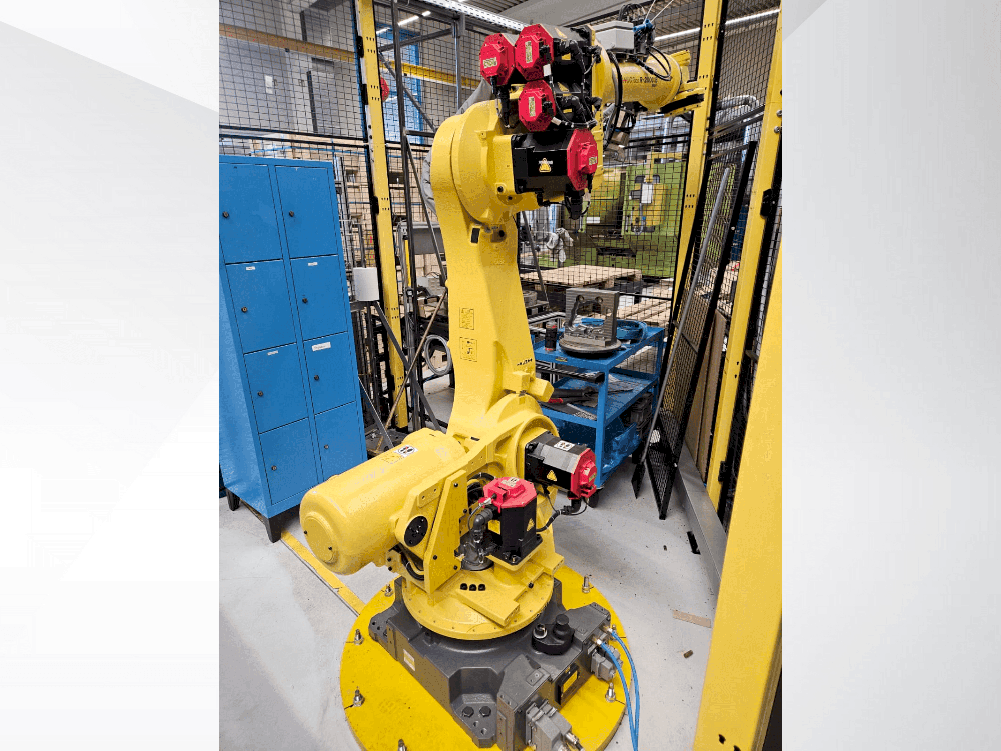 Koneen  FANUC R2000iB/165F etunäkymä
