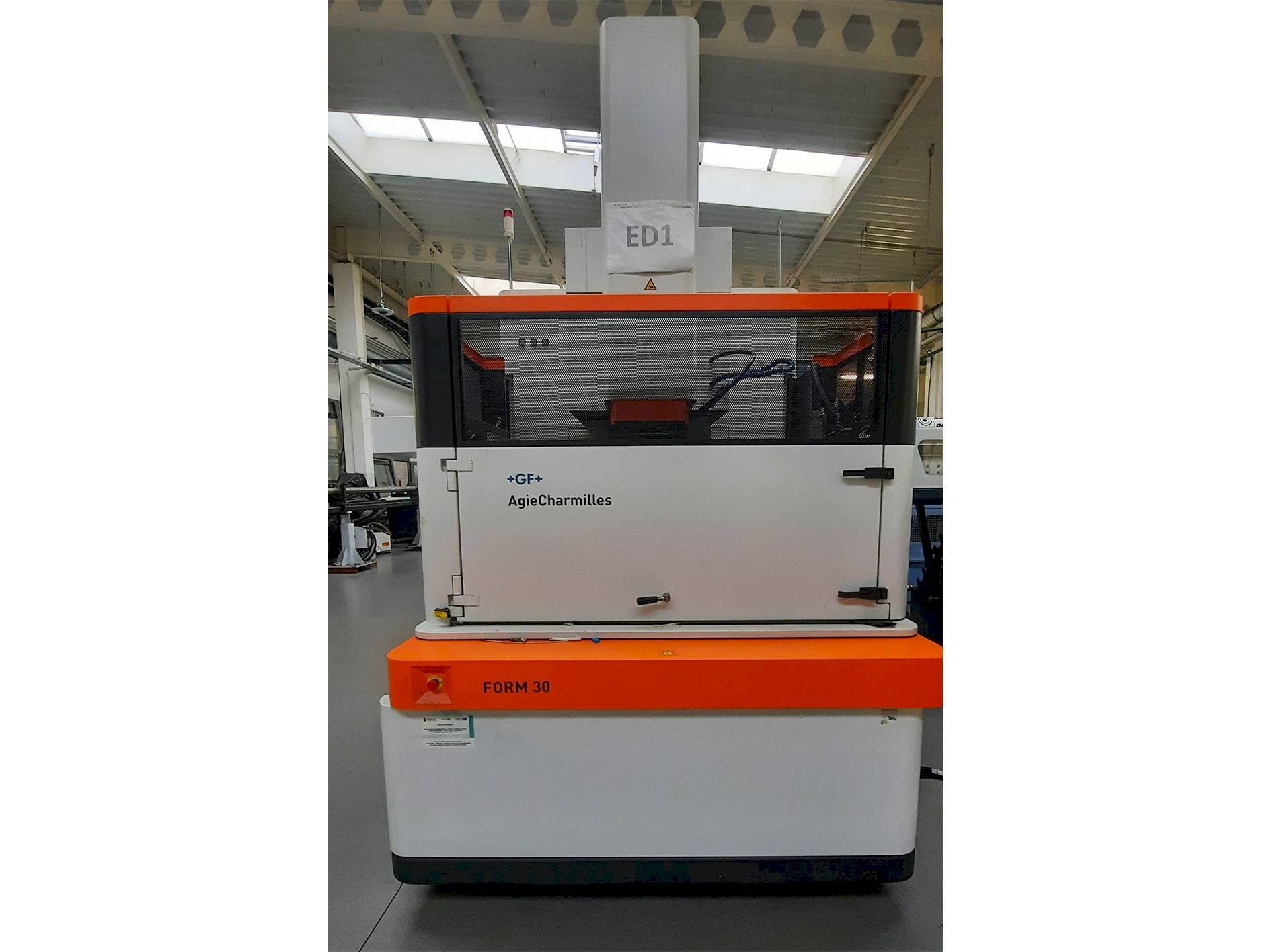 Koneen  AgieCharmilles FORM 30 etunäkymä