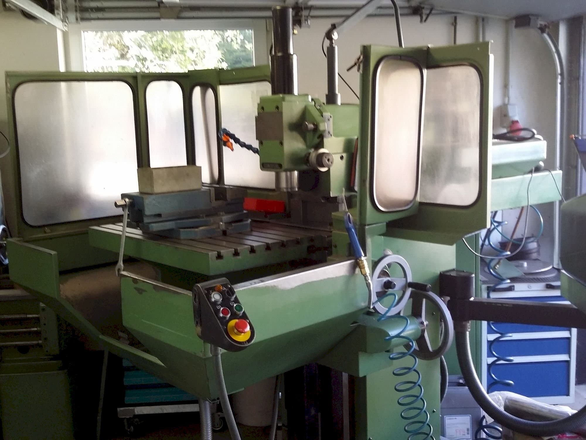 Koneen  DECKEL FP4A etunäkymä