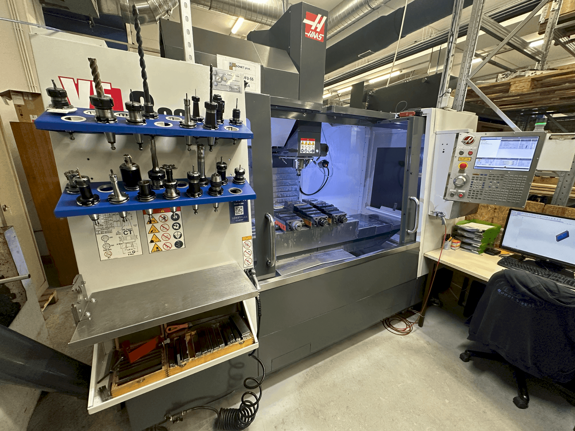 Koneen  HAAS VF-3SS etunäkymä