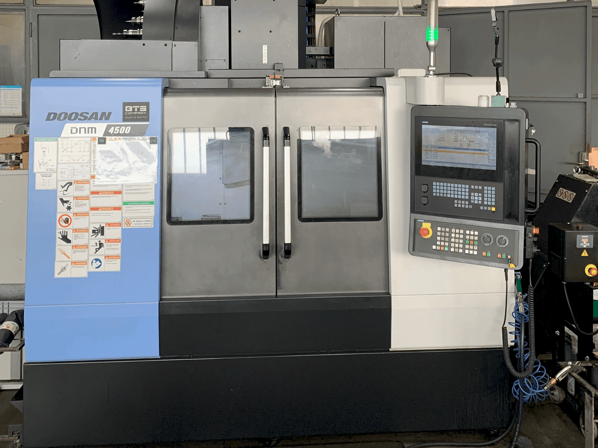 Koneen  DOOSAN DNM 4500 etunäkymä