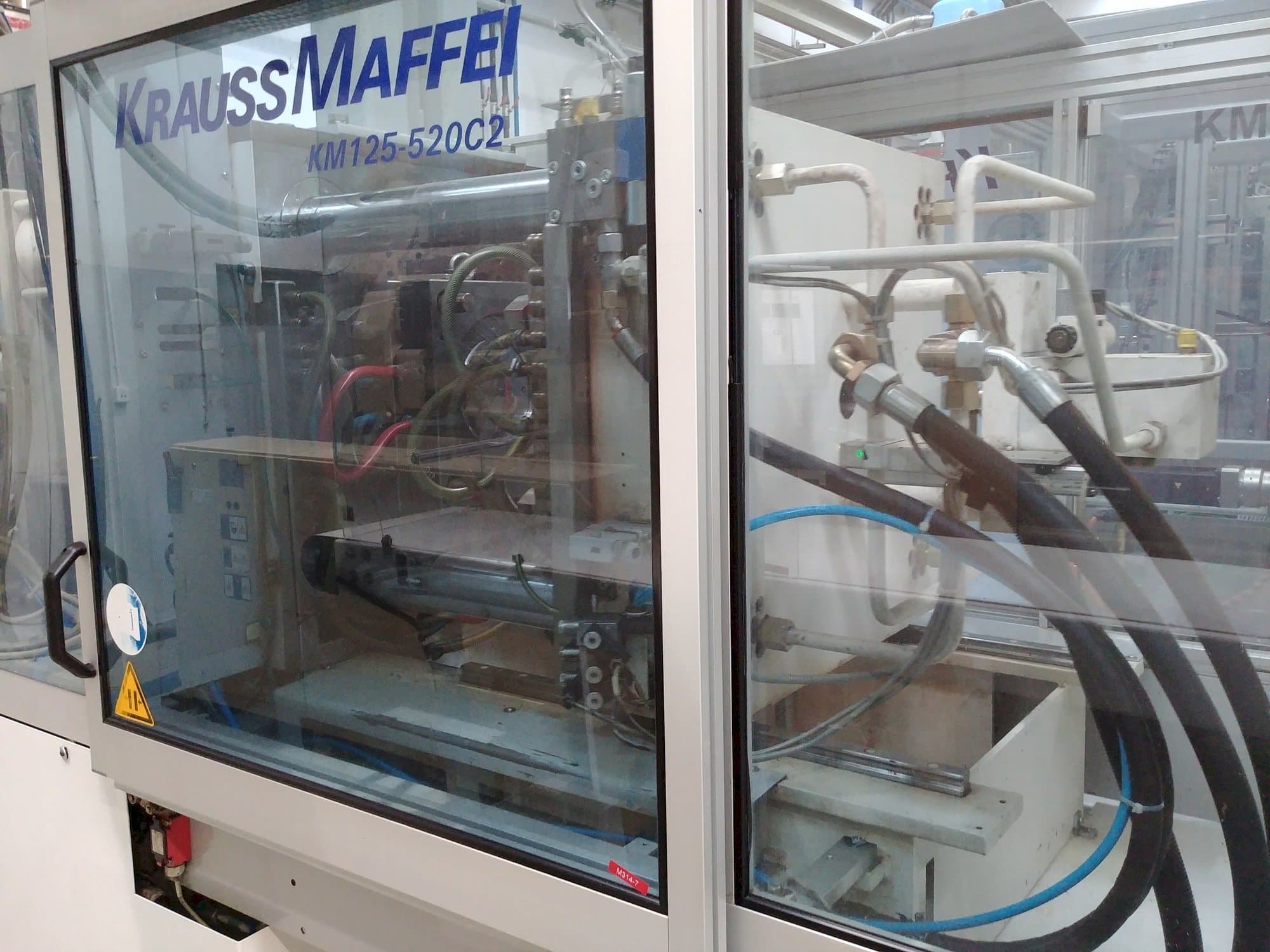 Koneen  Krauss Maffei KM 125-520 C2 vasen näkymä