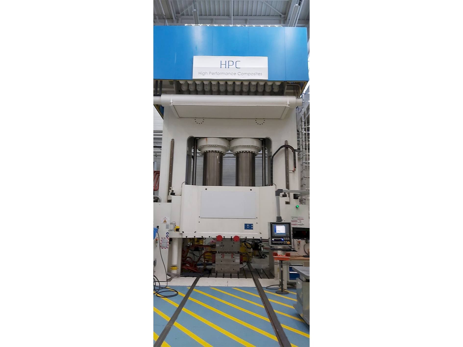 Koneen  Dieffenbacher 2500 Ton etunäkymä