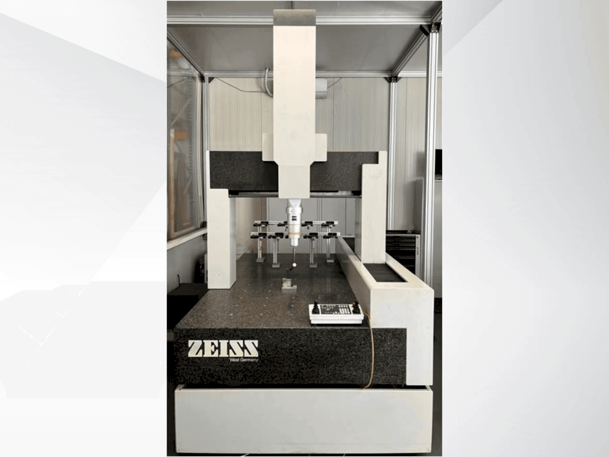 Koneen  ZEISS UMC 850 etunäkymä