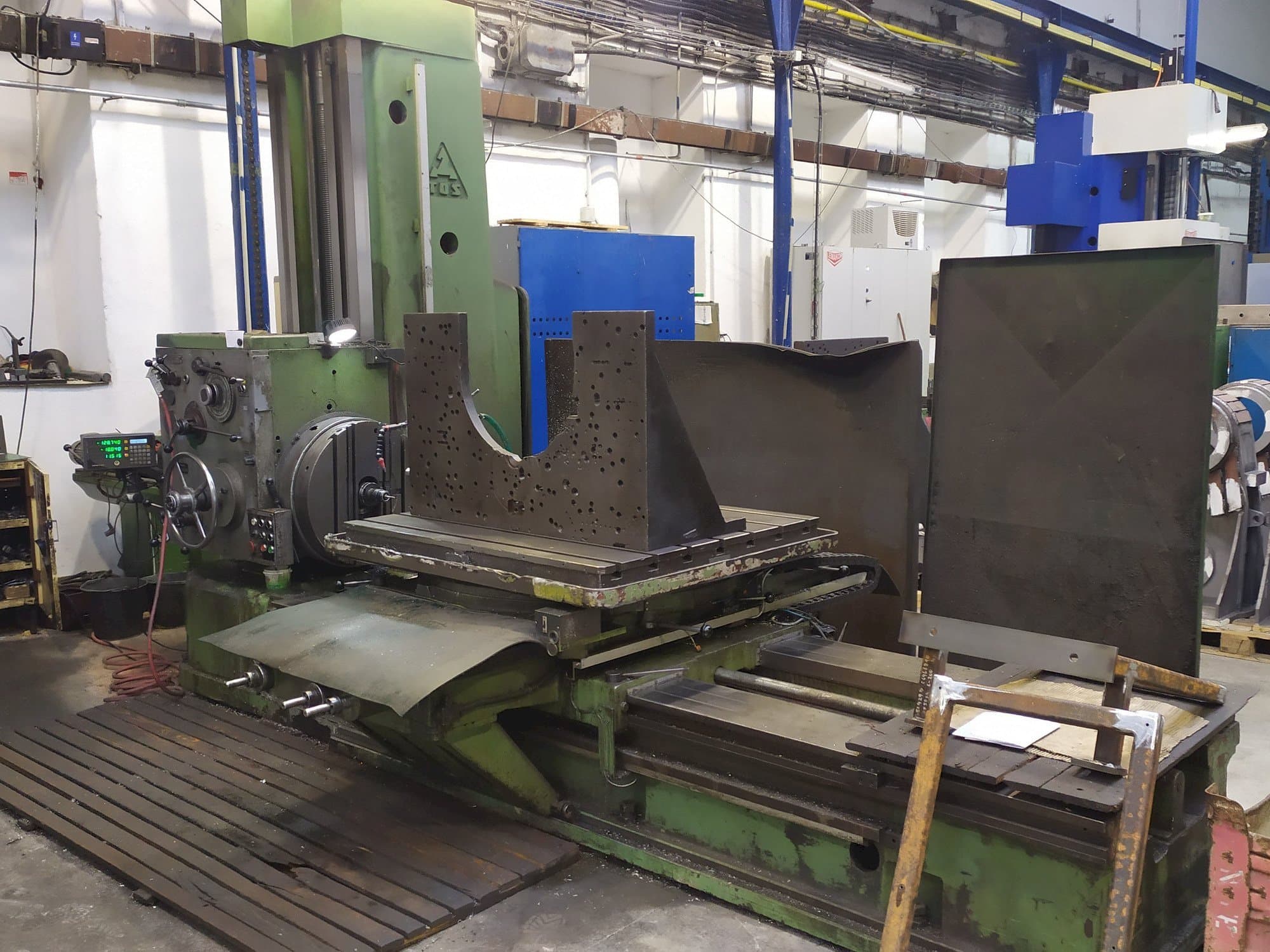 Koneen  TOS H 100 etunäkymä