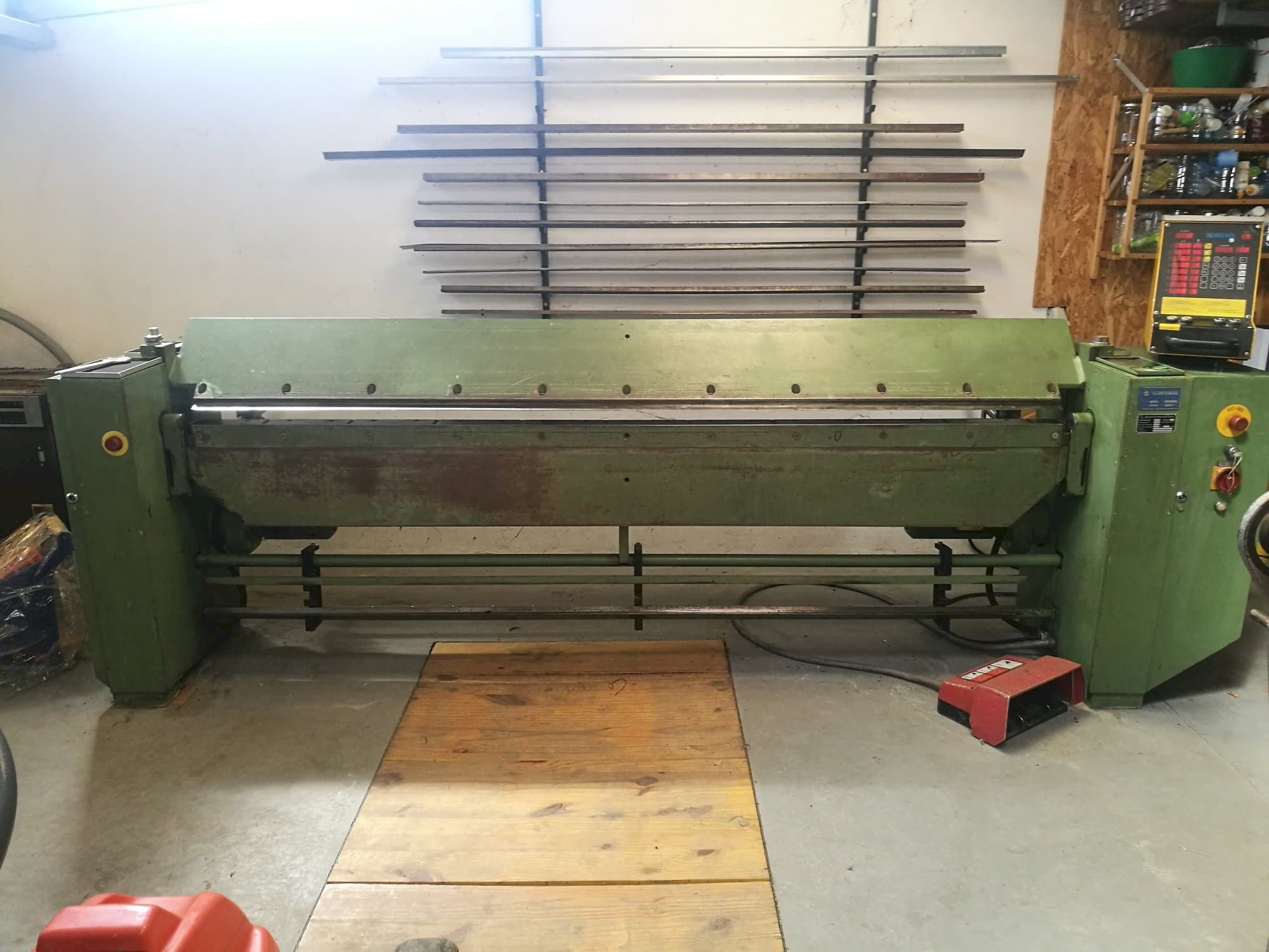 Koneen  Schechtl MA 250/8 vasemman sivun näkymä