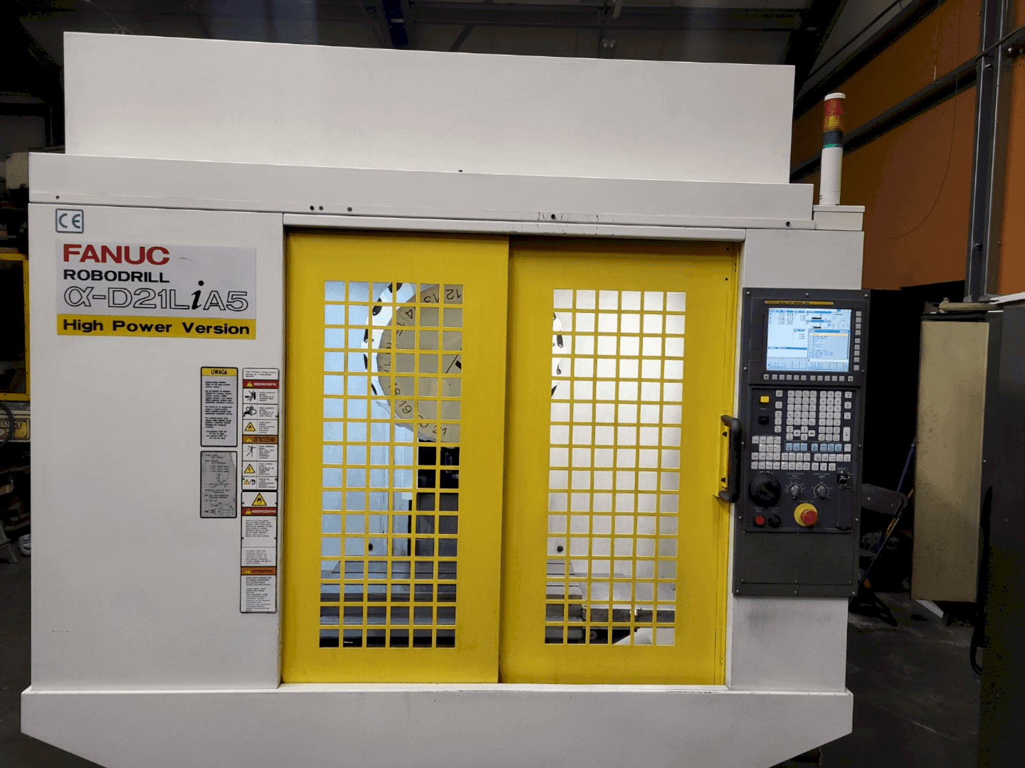 Koneen  FANUC Robodrill α-D21LiA5 etunäkymä