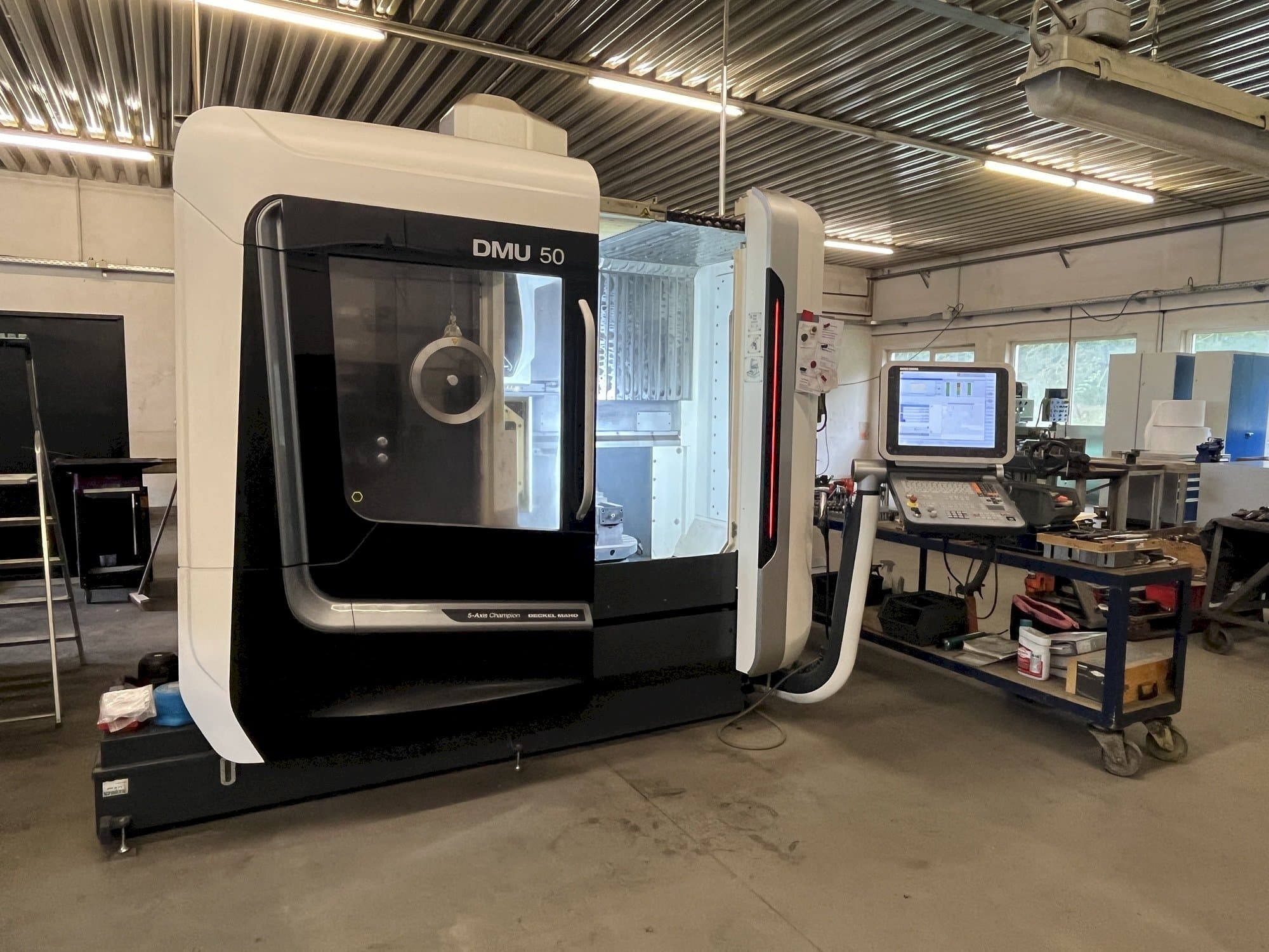 Koneen  DECKEL MAHO DMU 50 etunäkymä