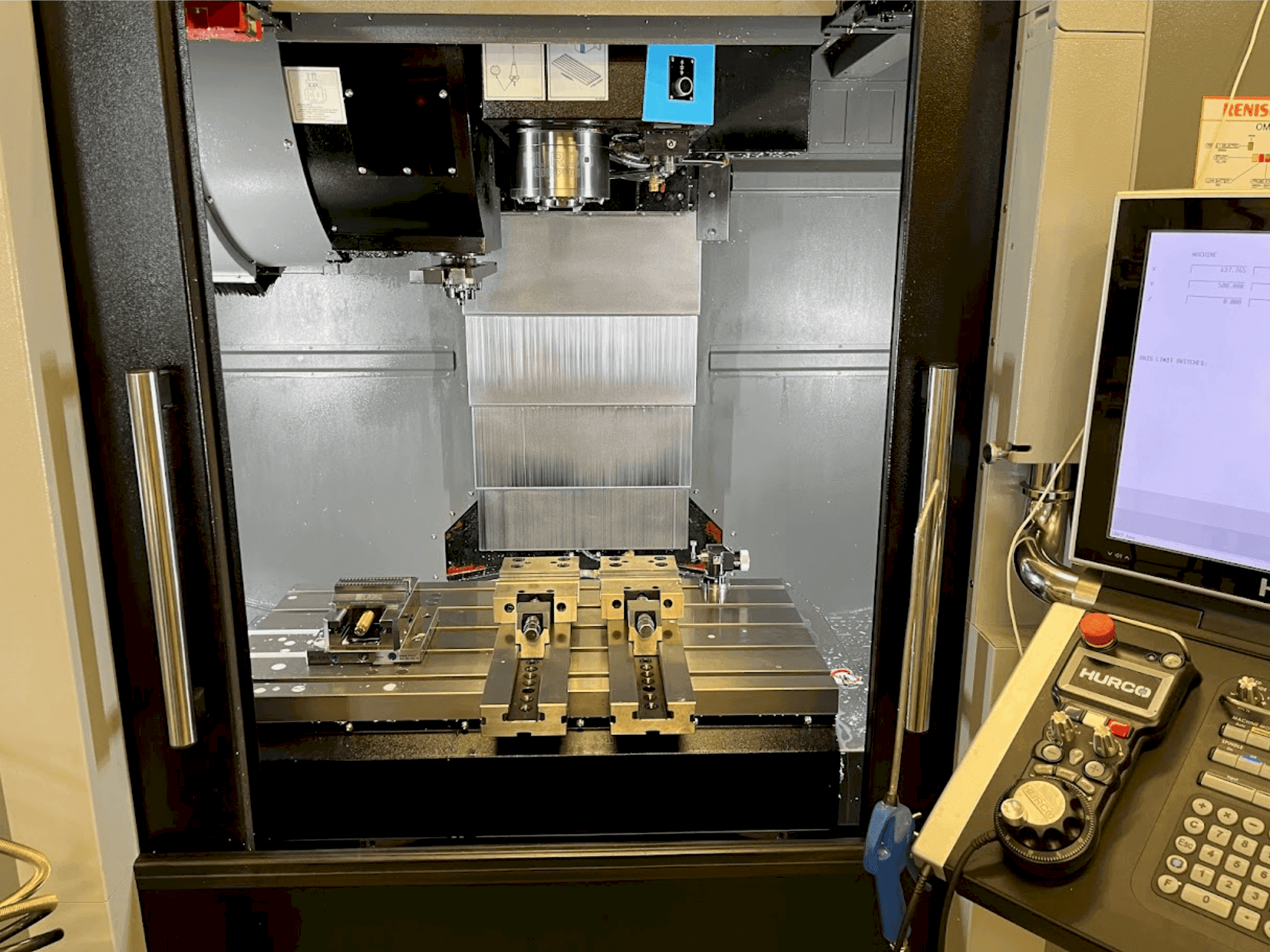 Koneen  Hurco VMX30i etunäkymä