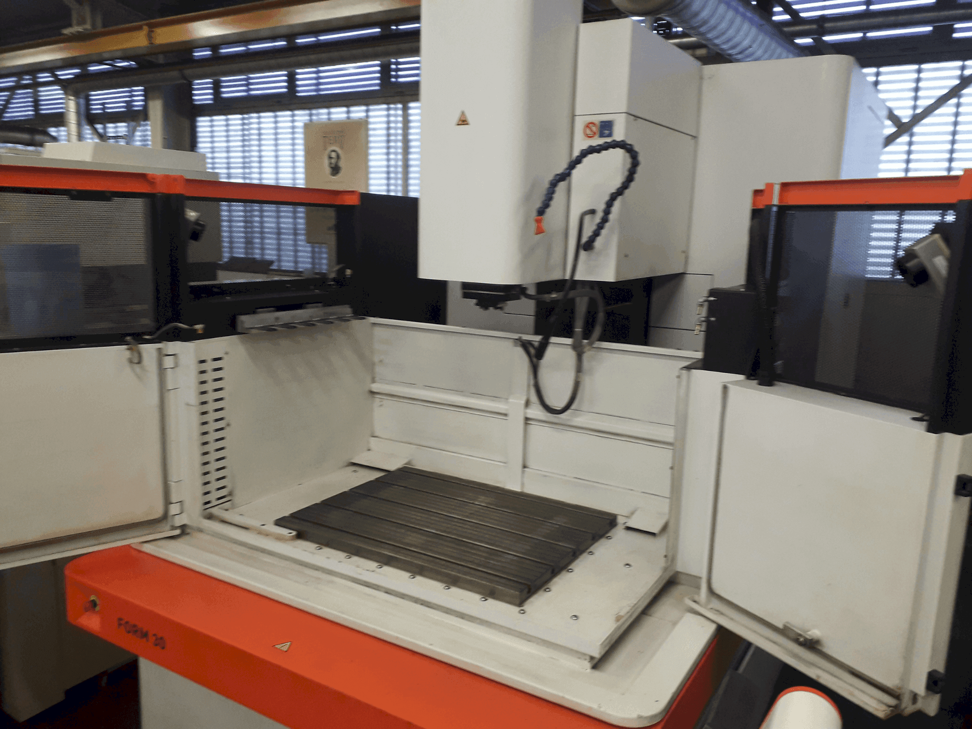 Koneen  AgieCharmilles FORM 30 etunäkymä