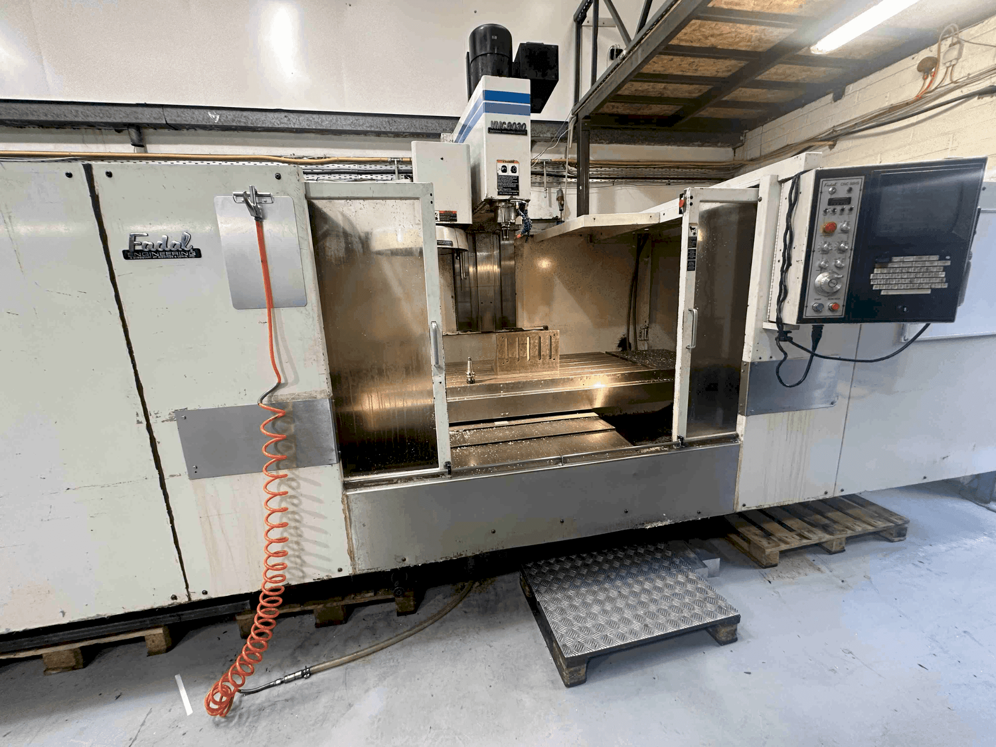 Koneen  FADAL VMC8030HT etunäkymä