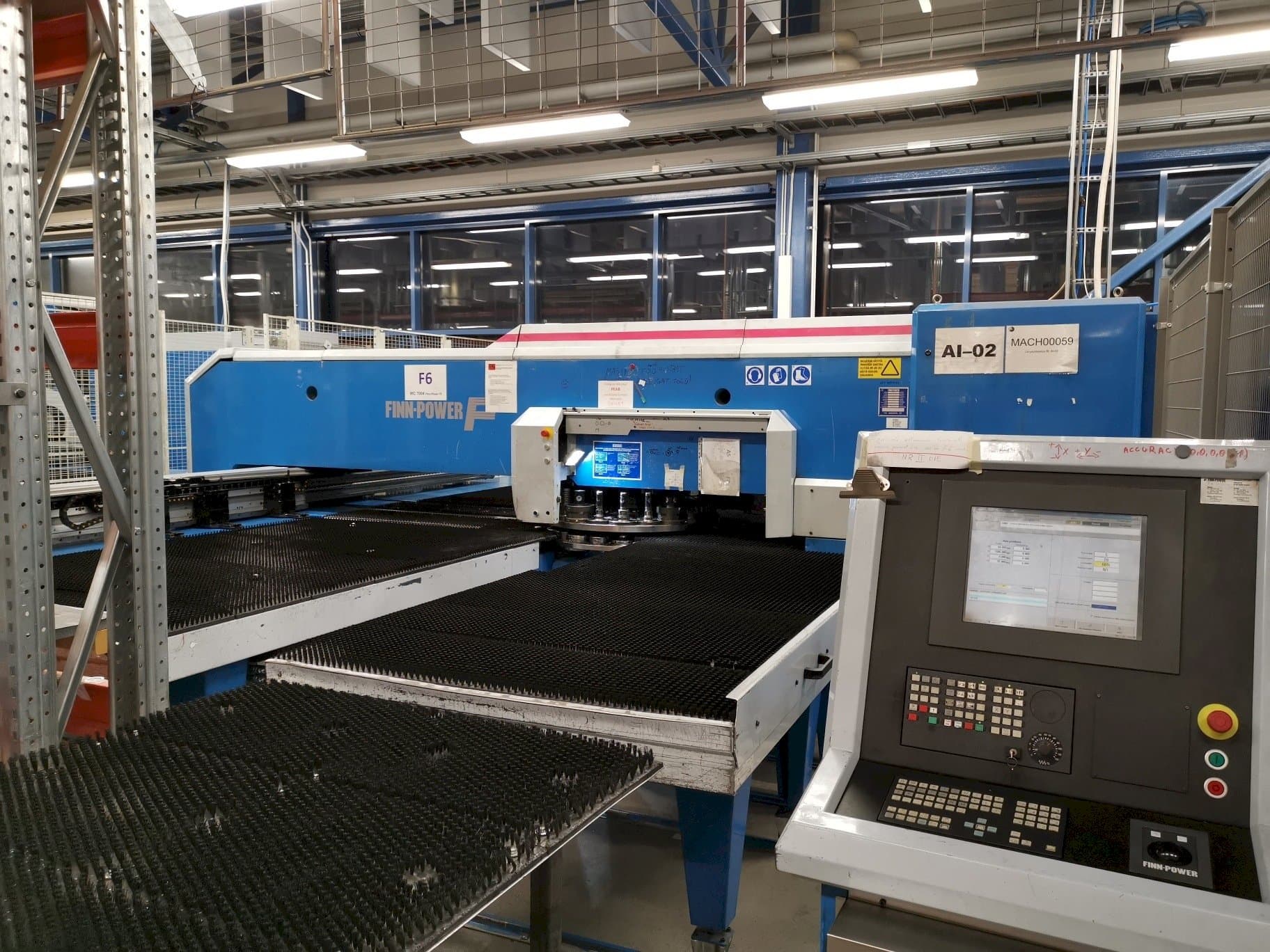 Koneen  Finn-Power F6SU etunäkymä