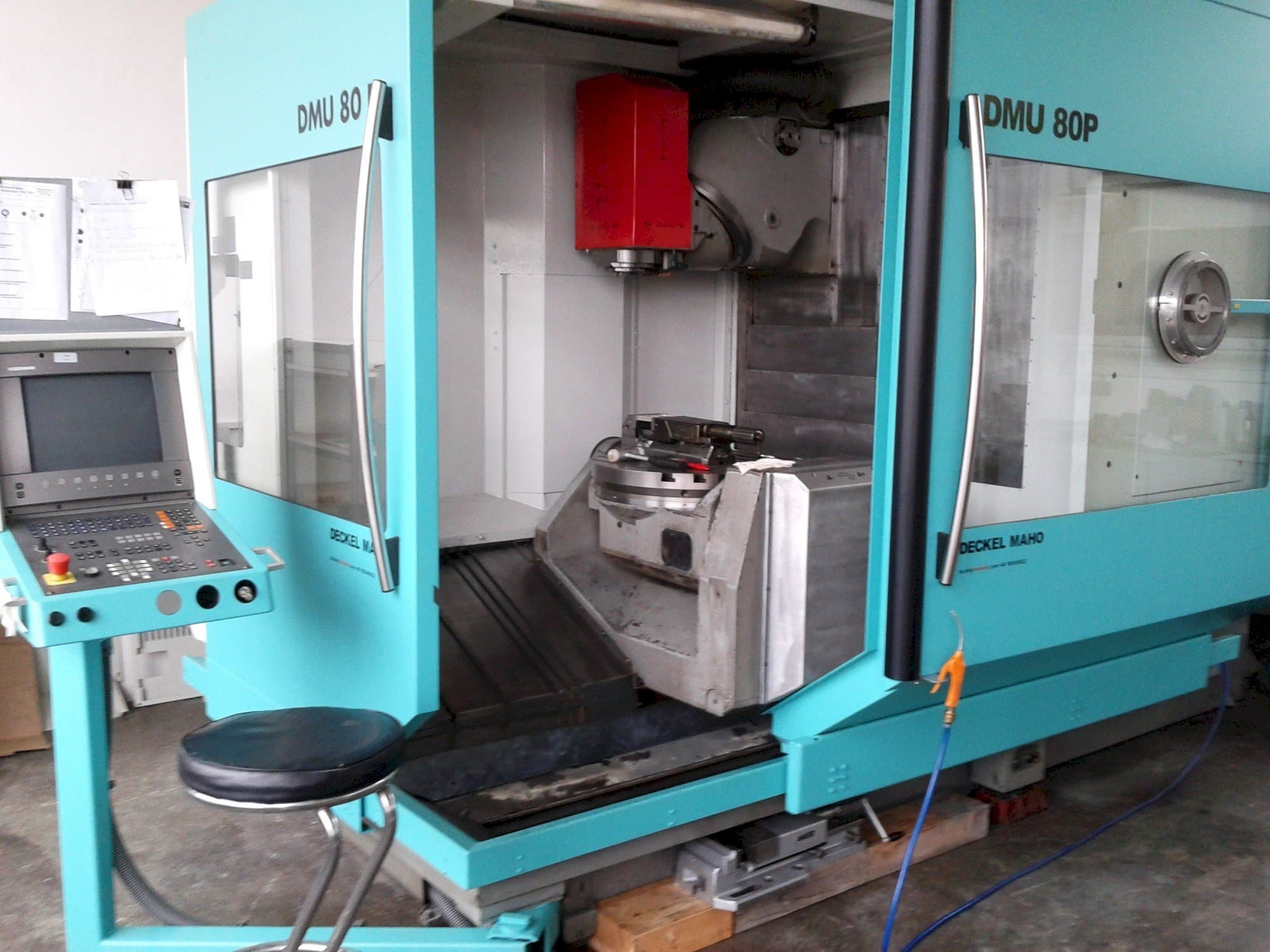 Koneen  DECKEL MAHO DMU 80P etunäkymä