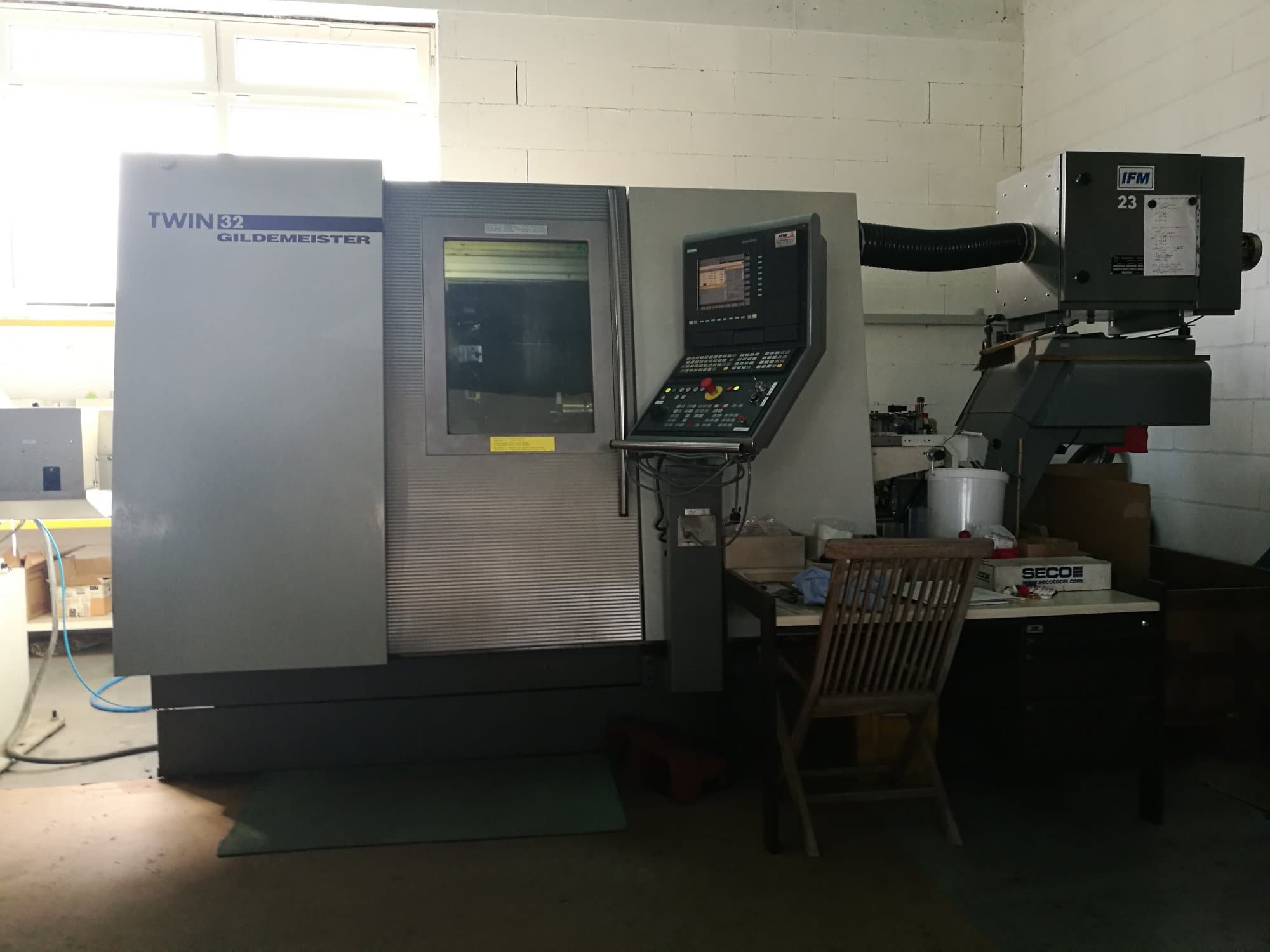 Koneen  2 Gildemeister etunäkymä TWIN 32