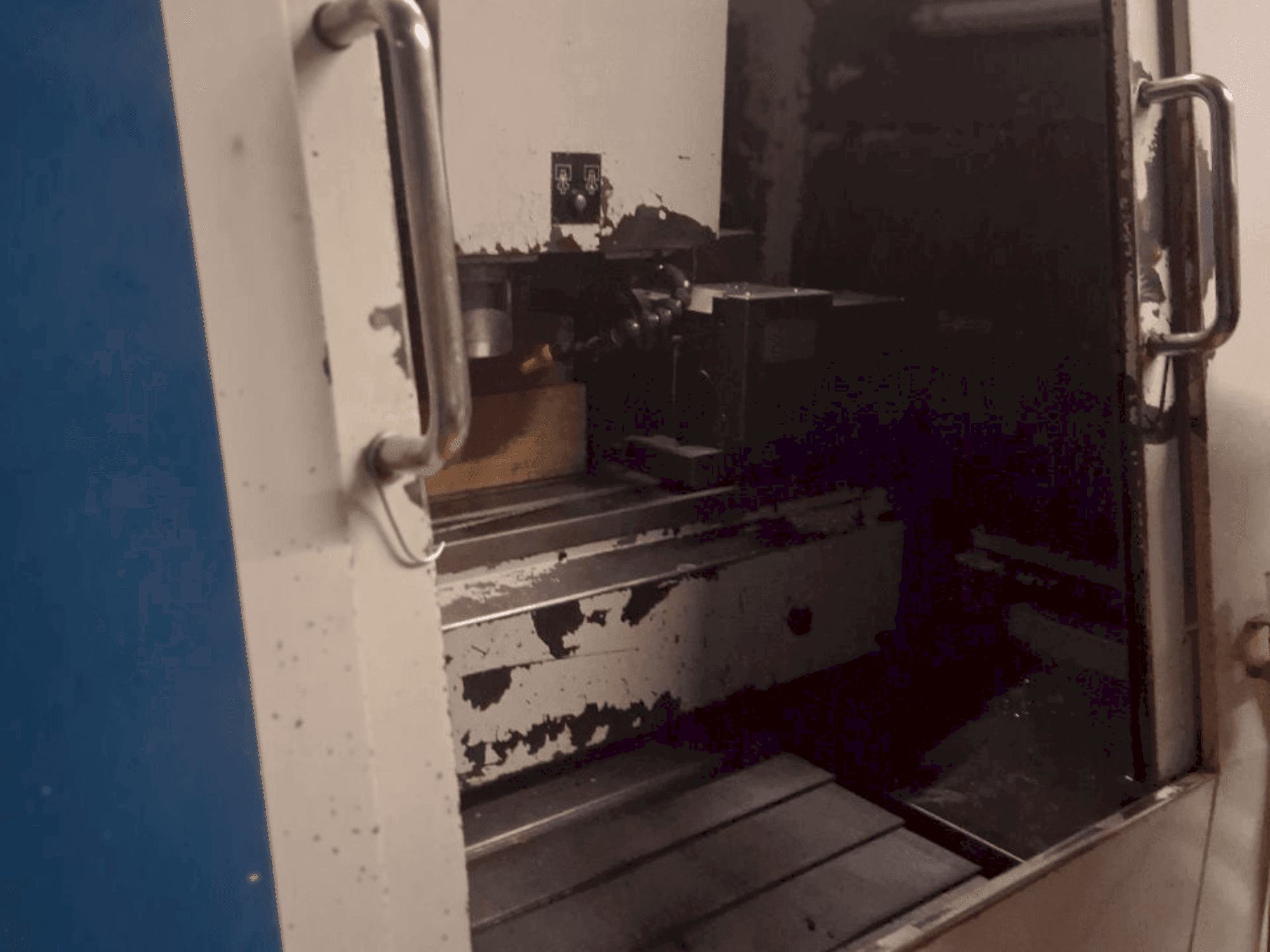 Koneen  Hurco BMC 30HT/M etunäkymä