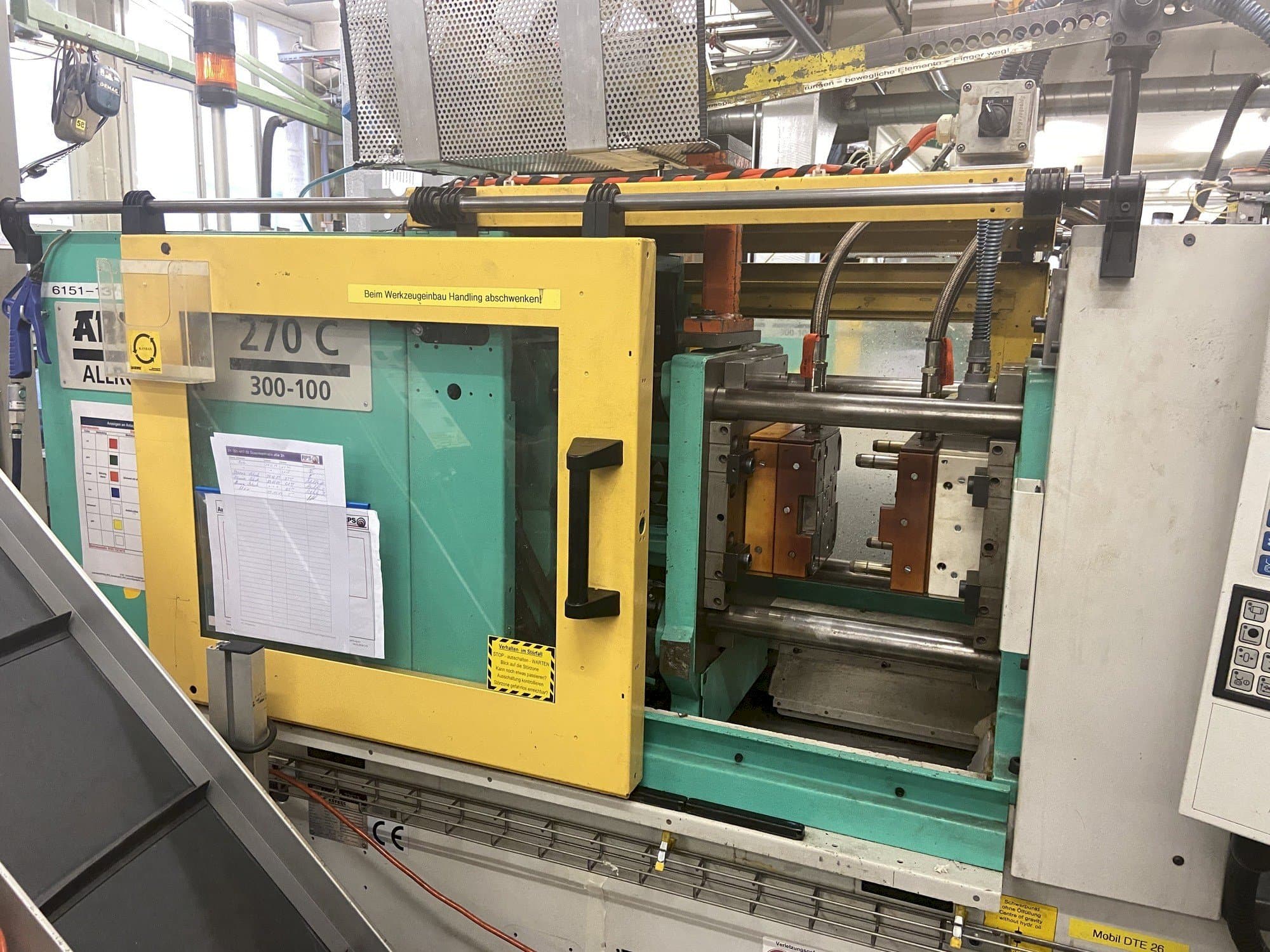 Koneen  Arburg 270 C 300-100 etunäkymä