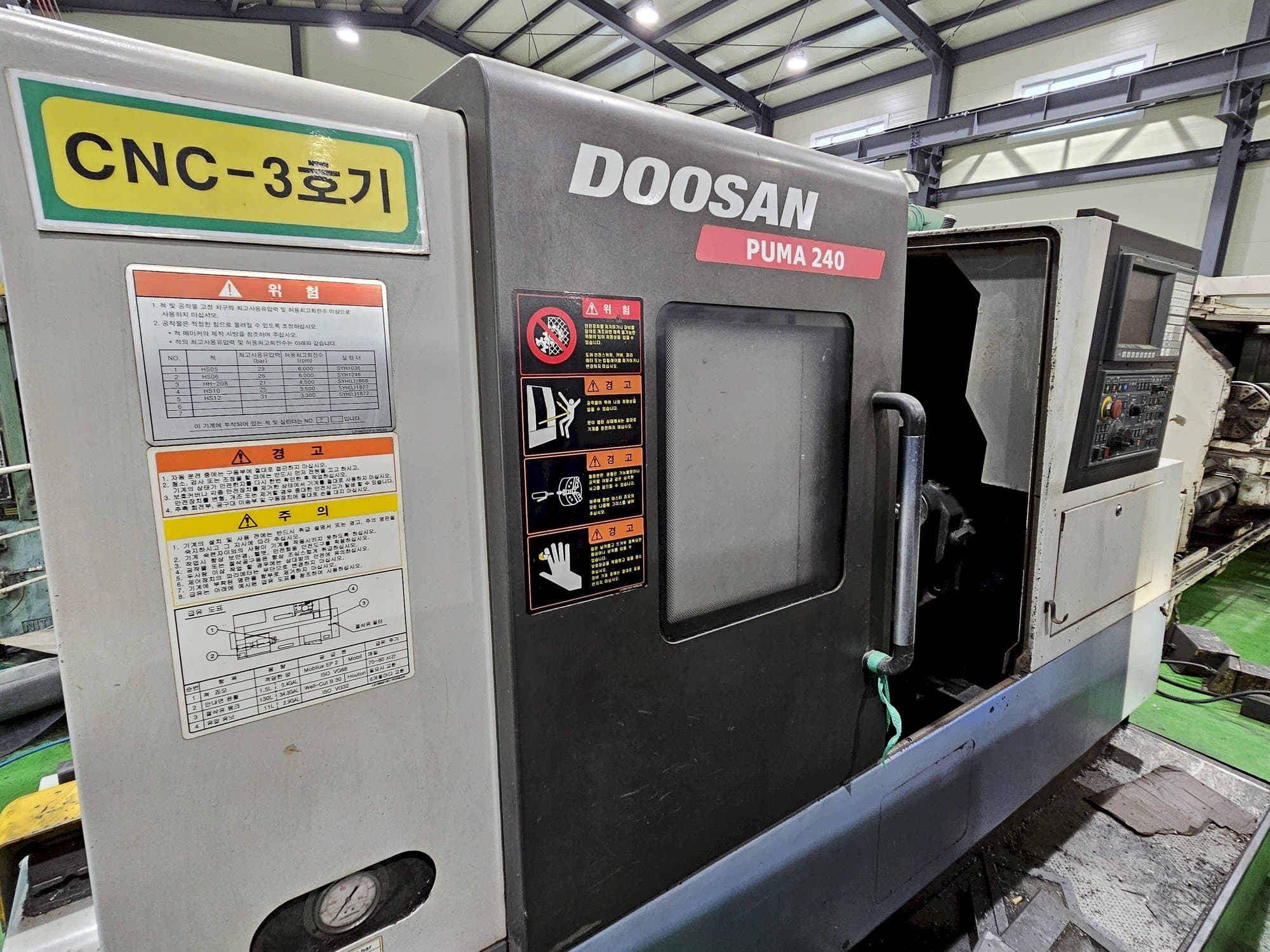 Koneen  Doosan Puma 240 etunäkymä