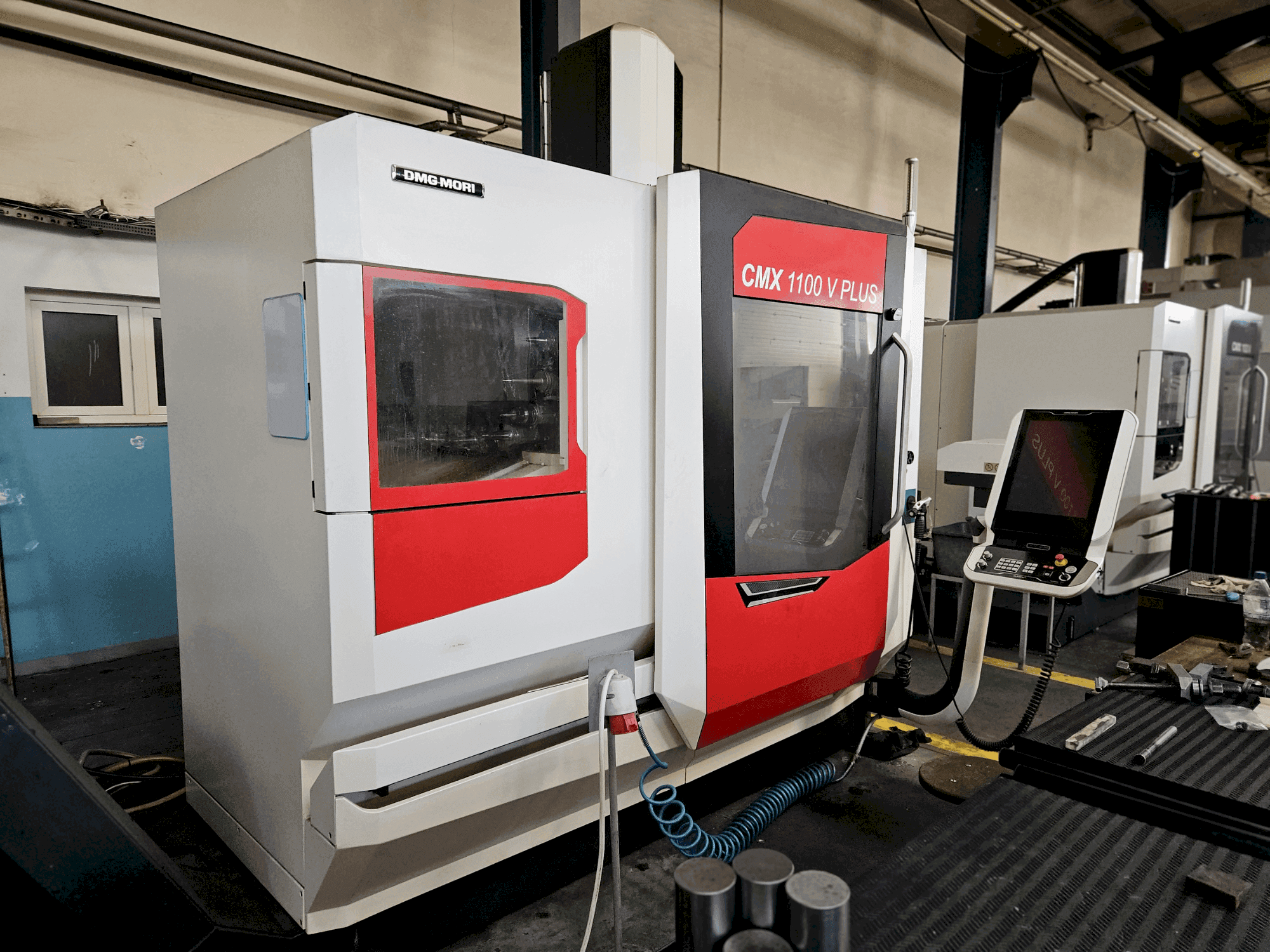 Koneen  DMG MORI CMX 1100 V etunäkymä