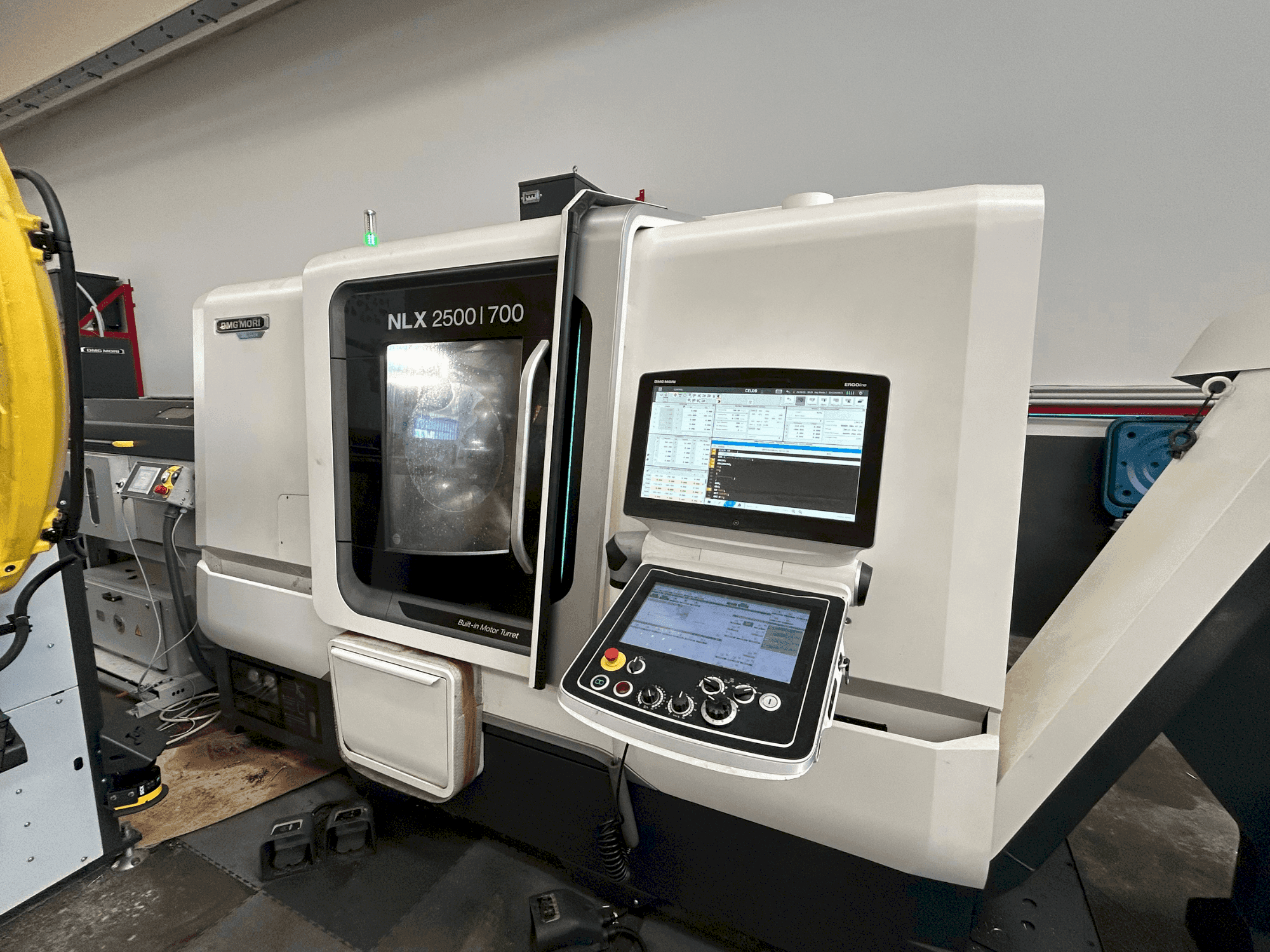 Koneen  DMG MORI NLX 2500 SY / 700 etunäkymä