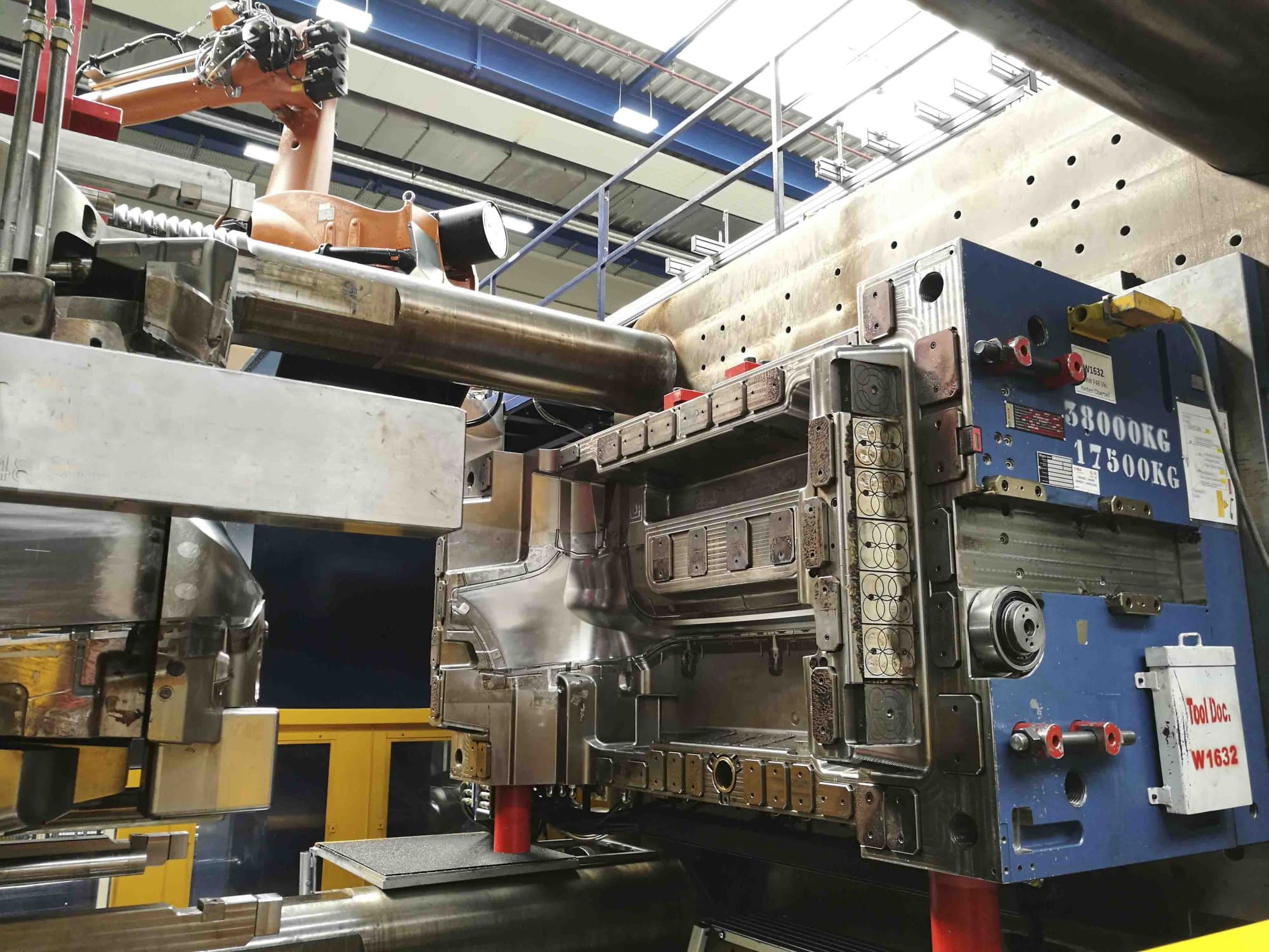 Koneen  1 Husky etunäkymä E 3650 RS 170/155