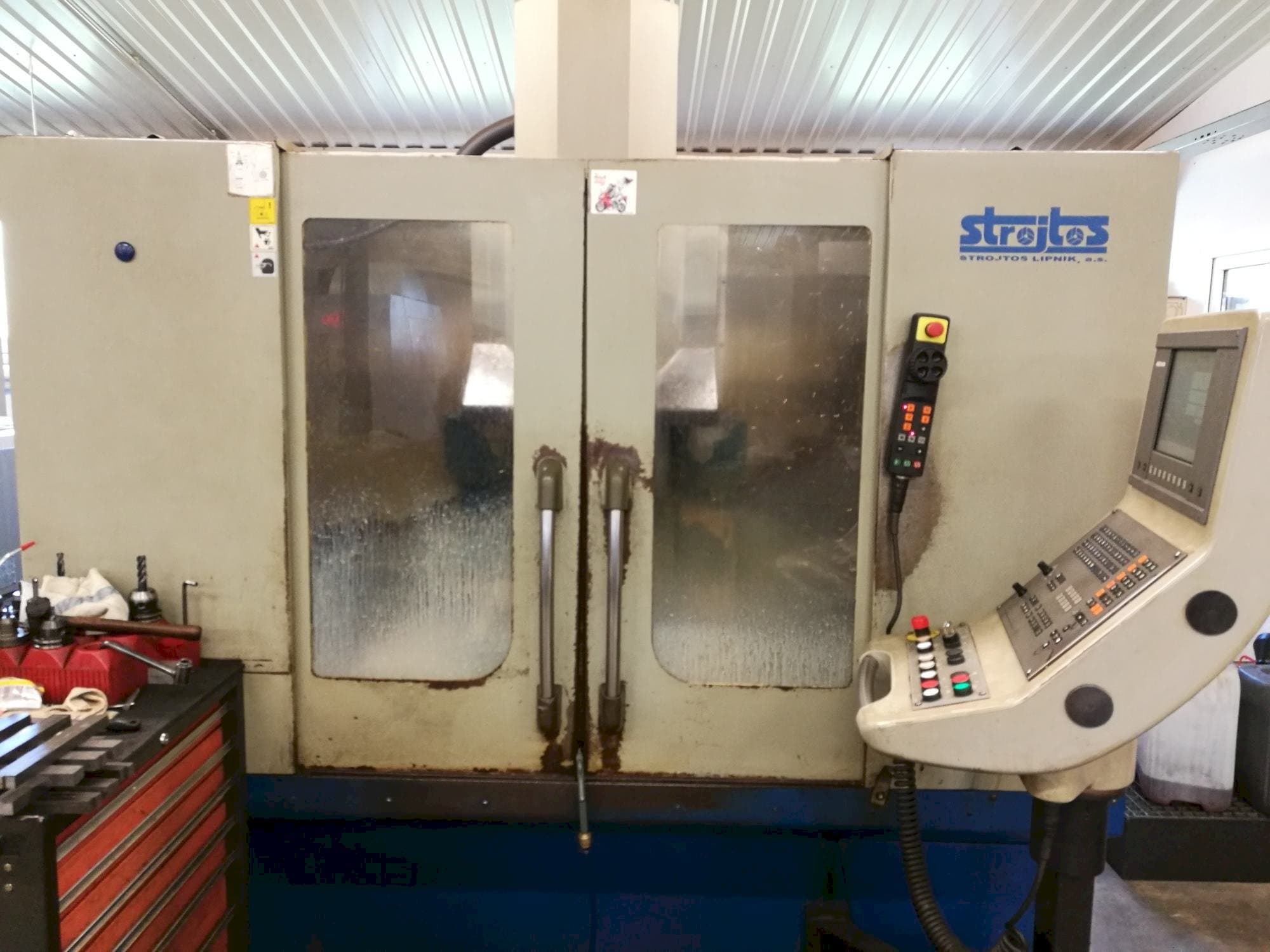 Koneen  Strojtos  VMC 40/8 etunäkymä