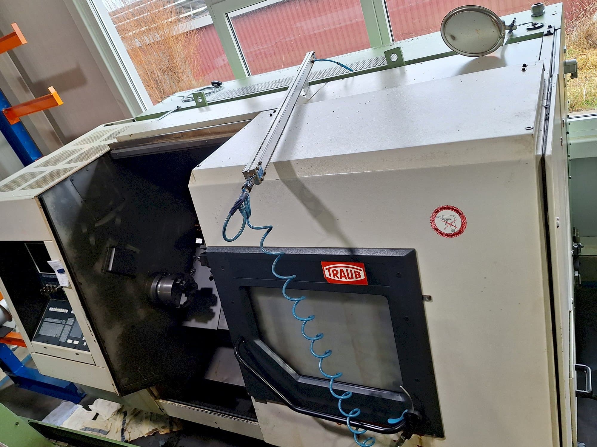 Koneen  TRAUB TND 400 etunäkymä