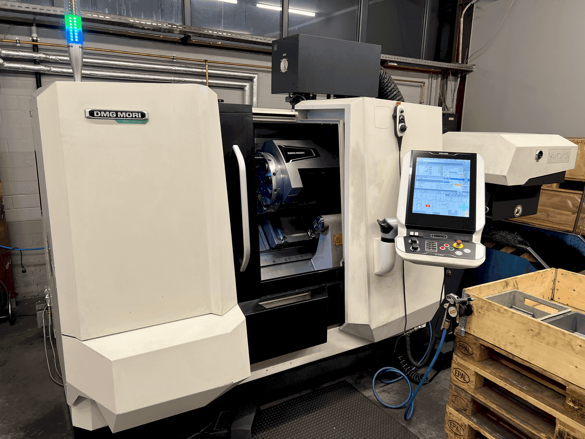 Koneen  DMG MORI CLX 350 V4 etunäkymä