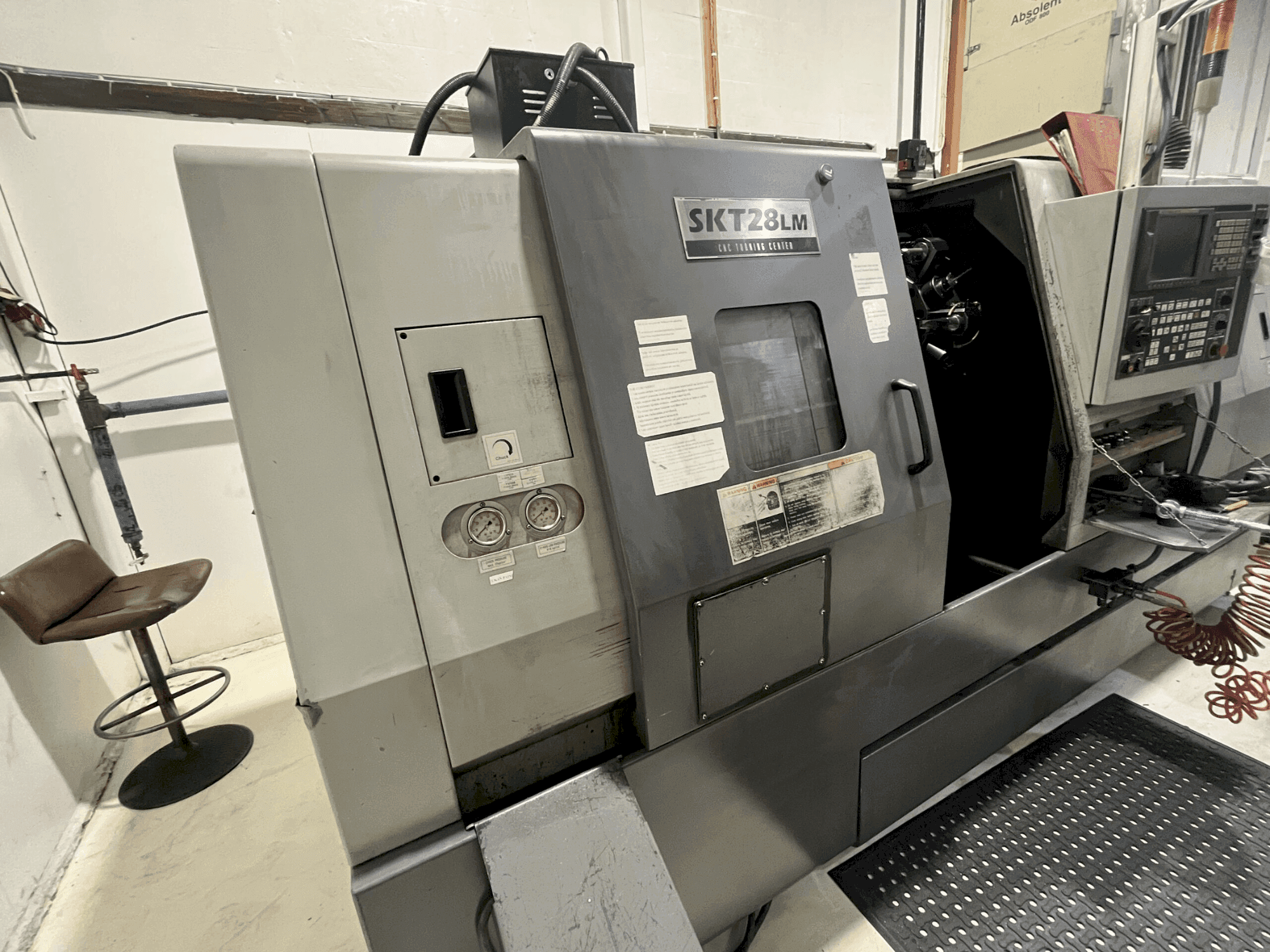 Koneen  Hyundai Kia SKT 28 LM etunäkymä