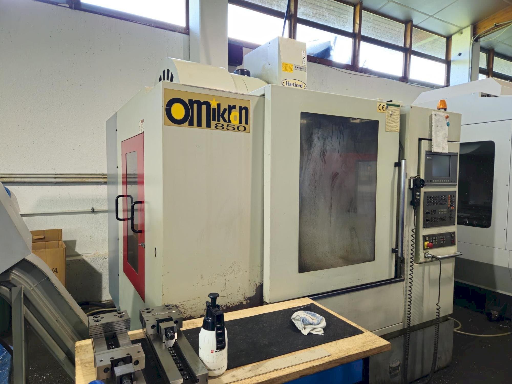 Koneen  Hartford VMC 850AP etunäkymä