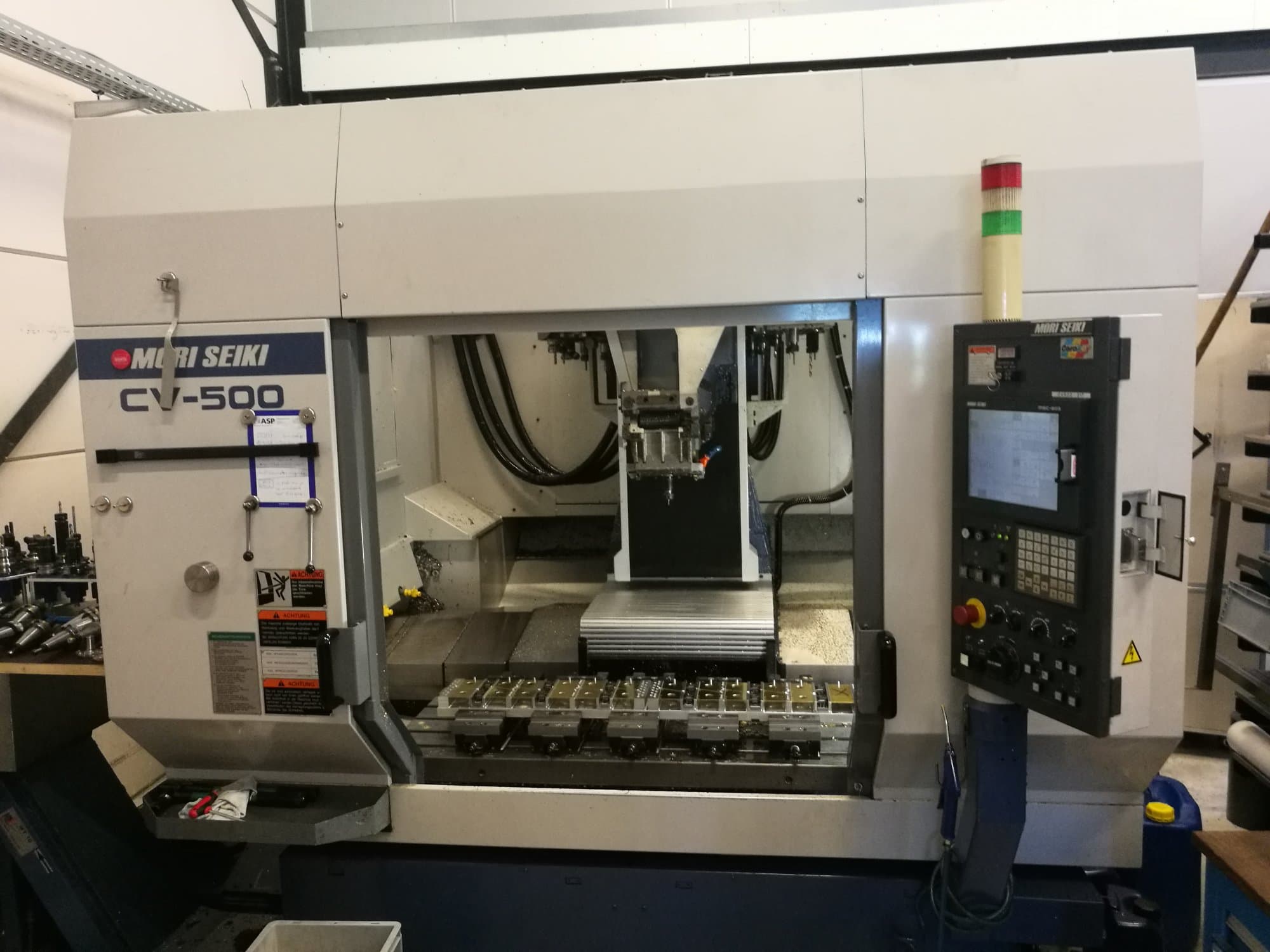 Koneen  MORI SEIKI etunäkymä CV-500B