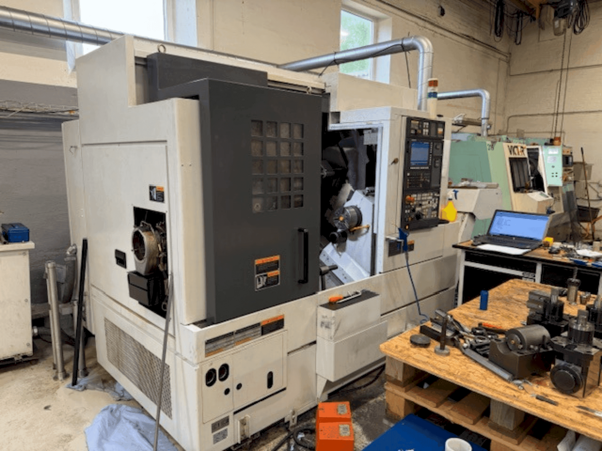 Koneen  MORI SEIKI NL 2000 SY/500 etunäkymä