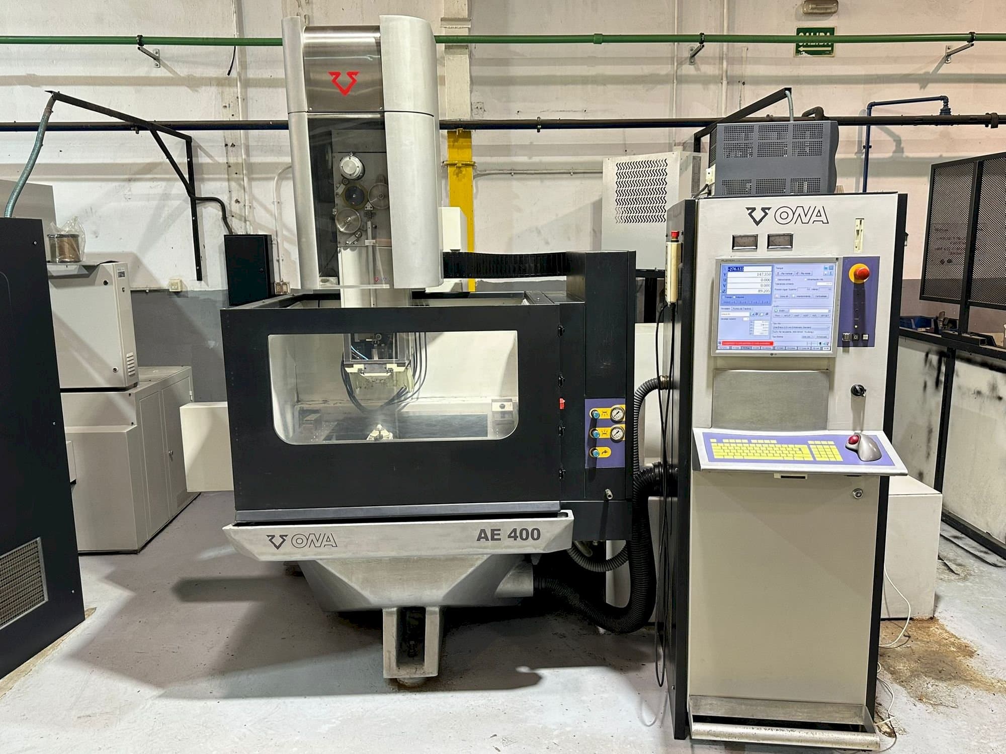 Koneen  ONA AE400 etunäkymä
