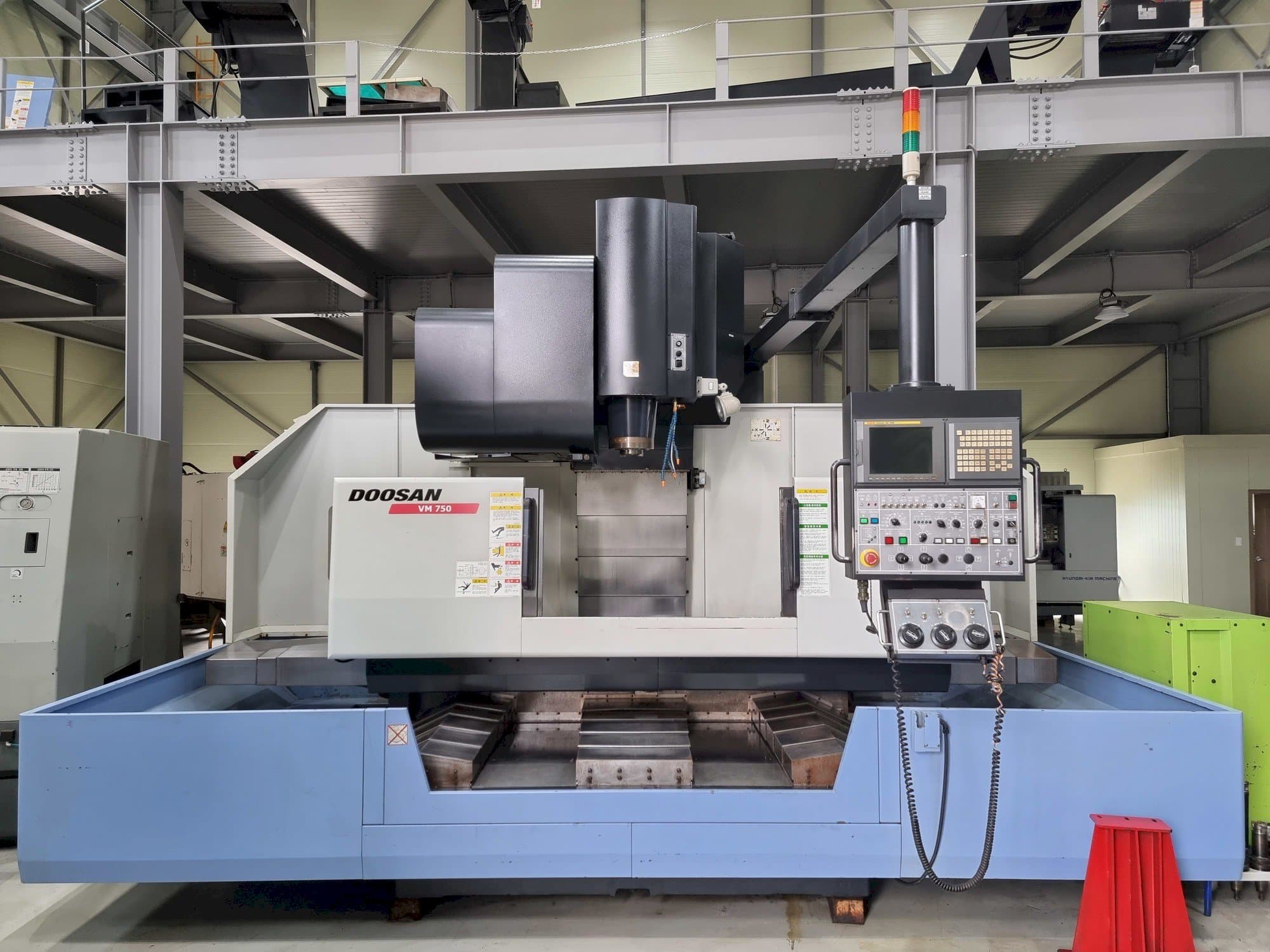 Koneen  Doosan VM750 etunäkymä